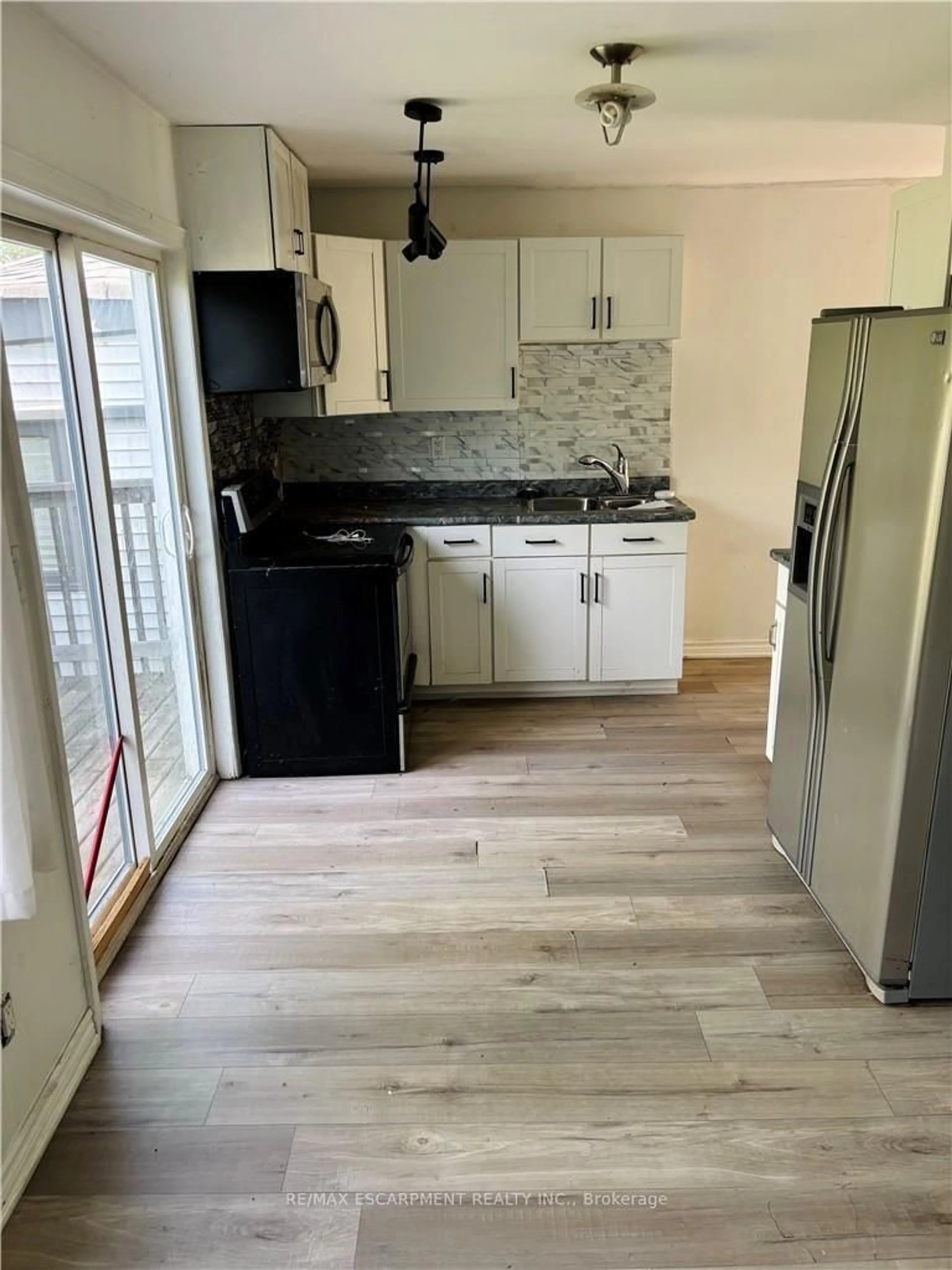 Standard kitchen, unknown for 218 East 8th St, Hamilton Ontario L9A 3L8
