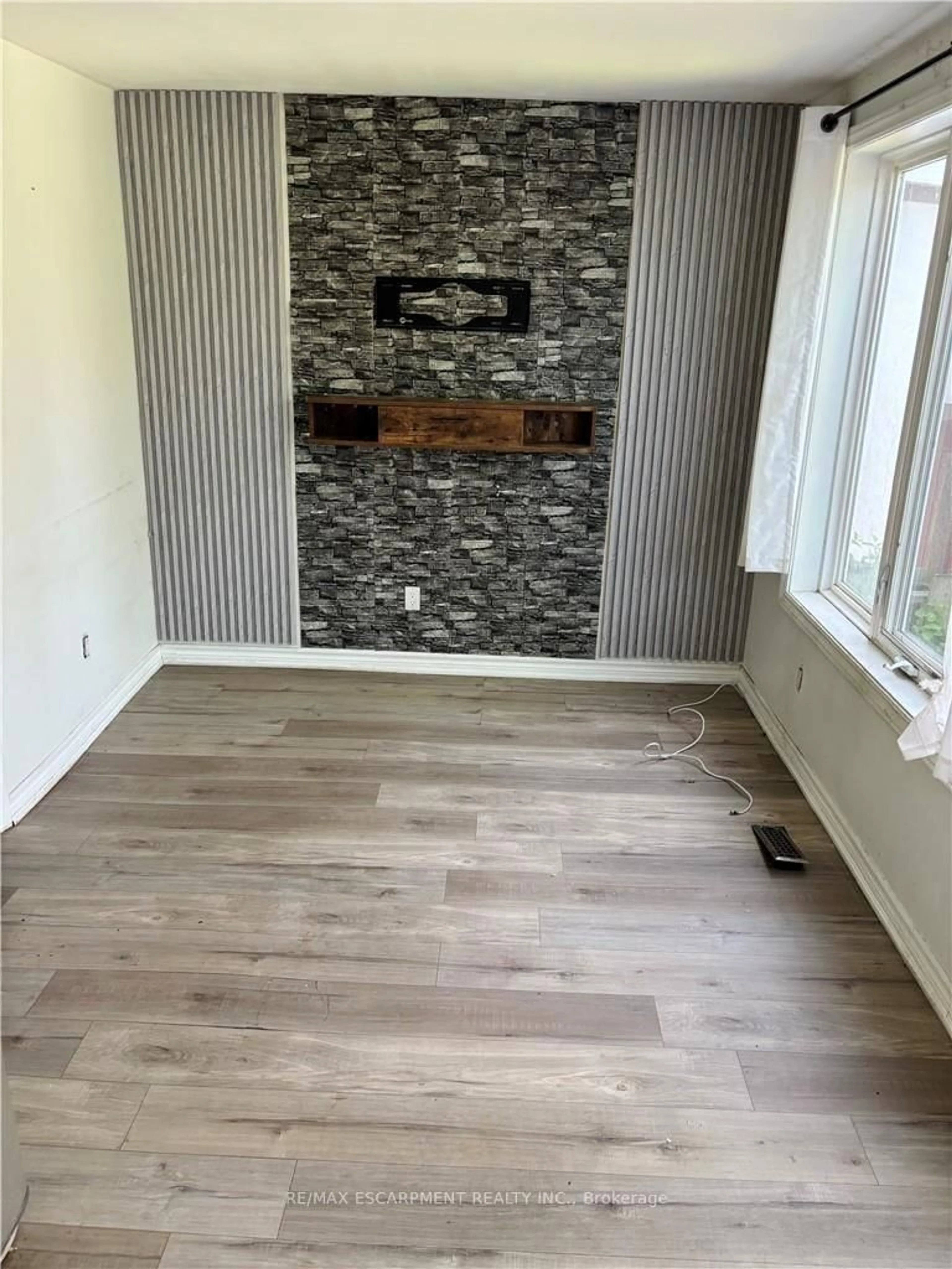 Indoor entryway for 218 East 8th St, Hamilton Ontario L9A 3L8
