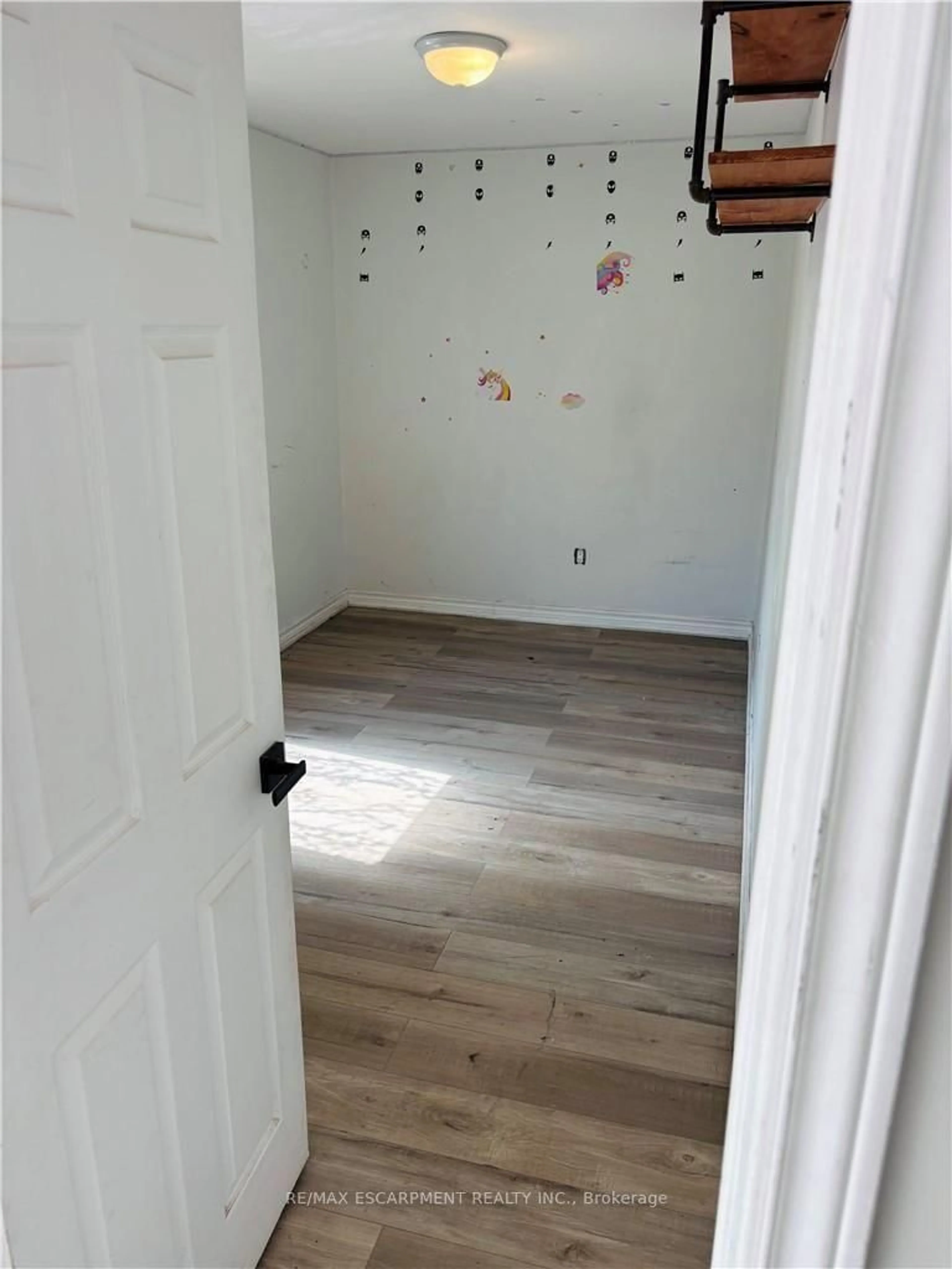 Unknown for 218 East 8th St, Hamilton Ontario L9A 3L8