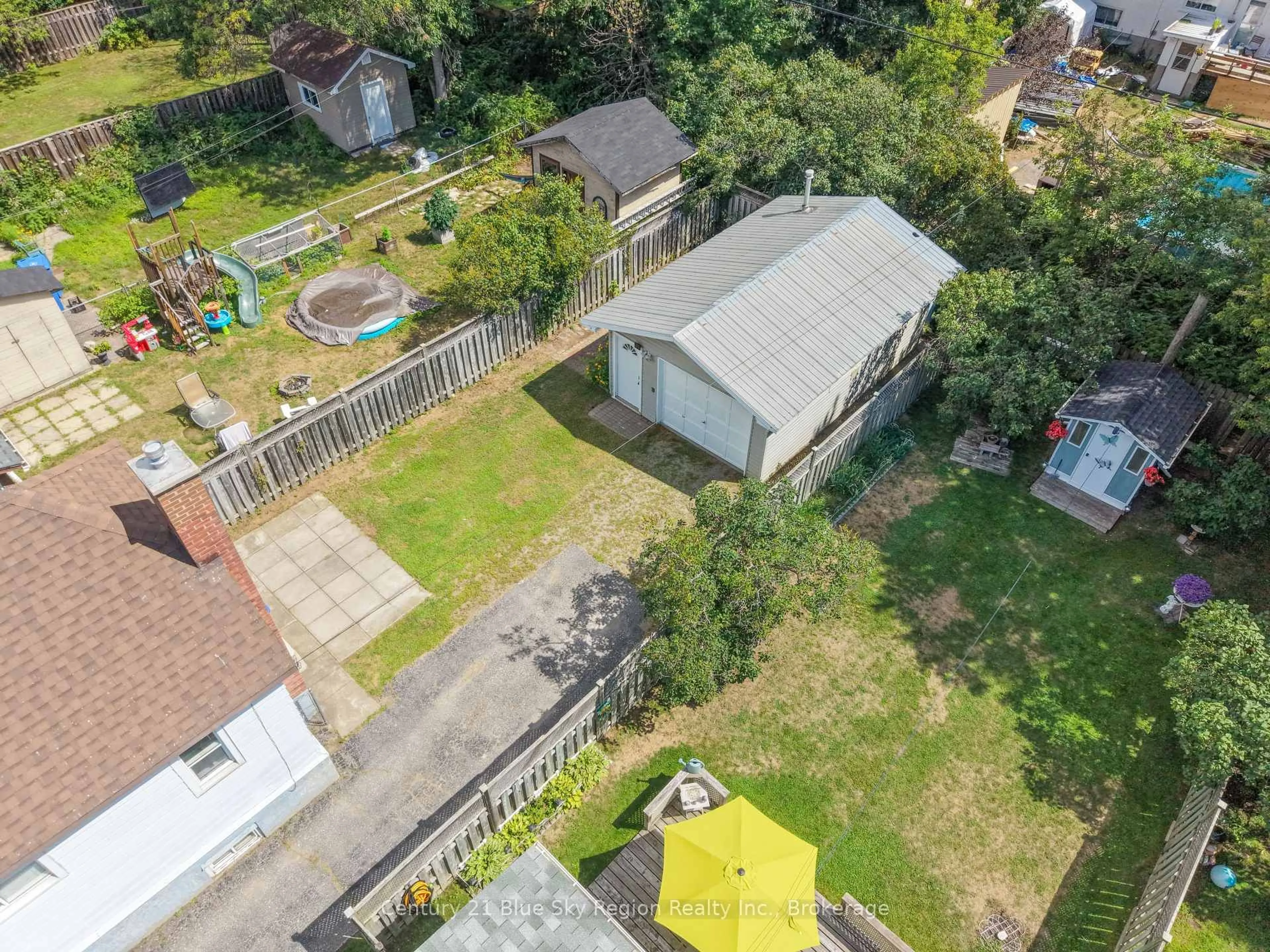 A pic from outside/outdoor area/front of a property/back of a property/a pic from drone, street for 452 King St, North Bay Ontario P1B 6A2