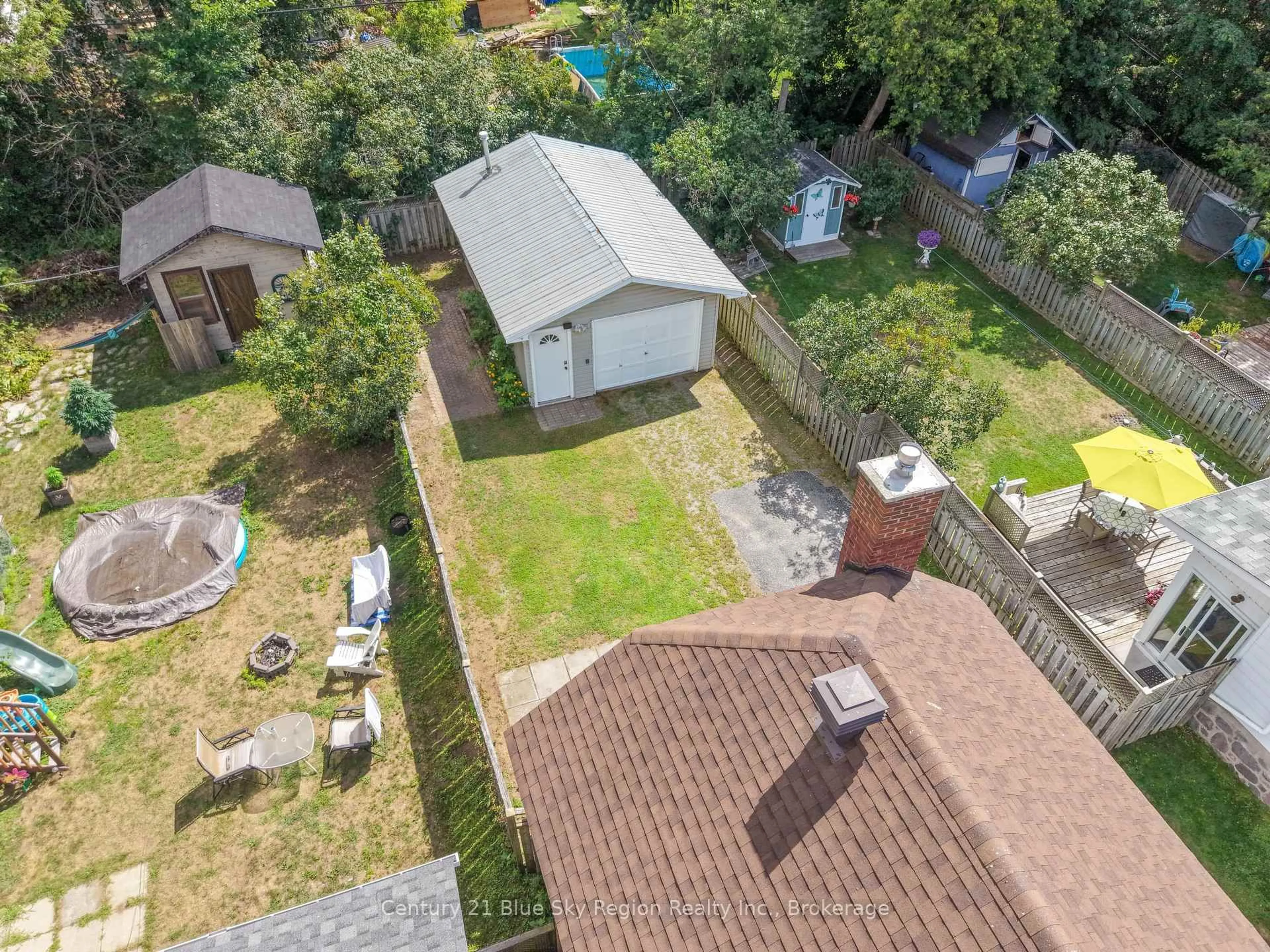 A pic from outside/outdoor area/front of a property/back of a property/a pic from drone, street for 452 King St, North Bay Ontario P1B 6A2