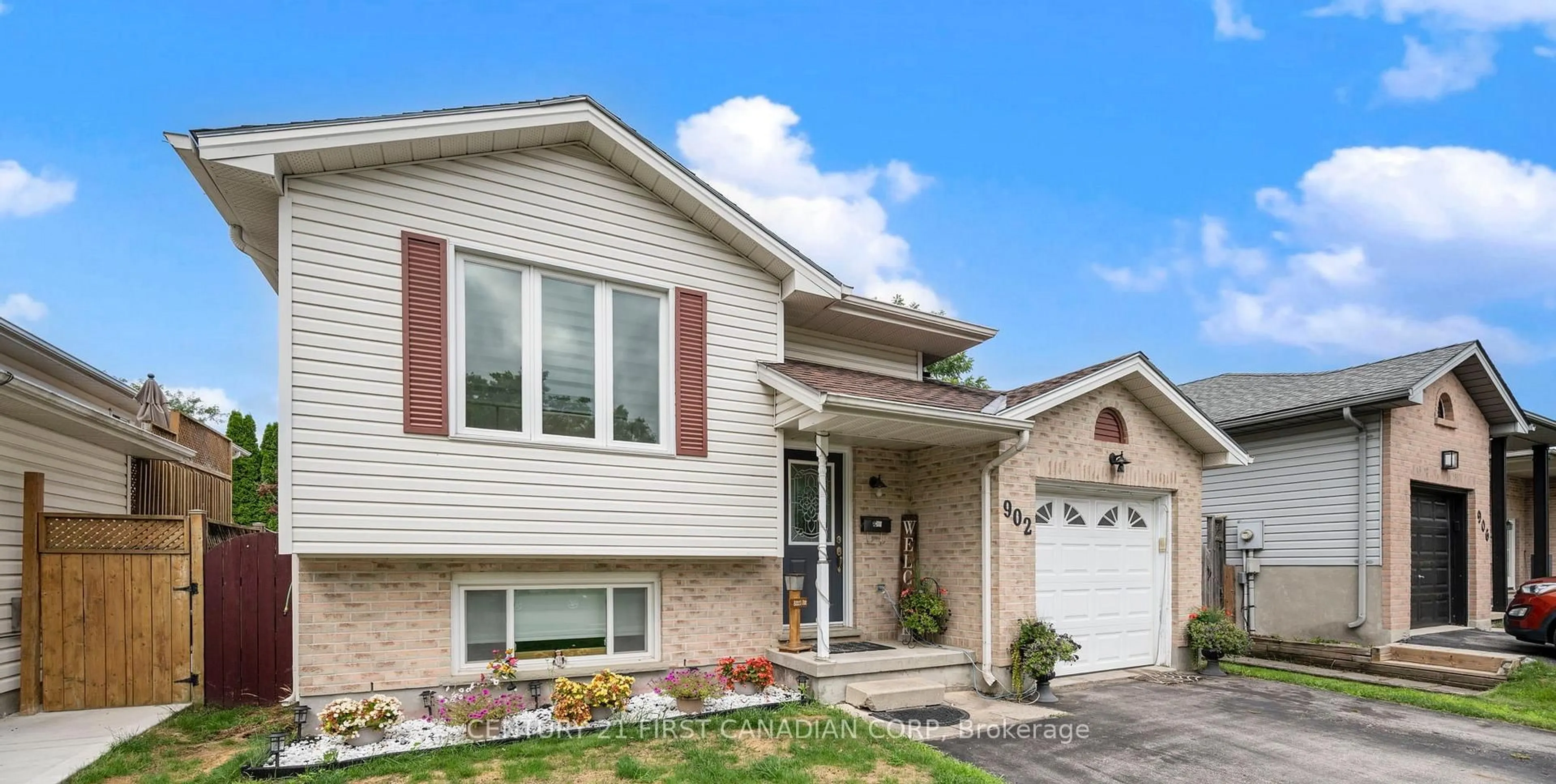 Home with vinyl exterior material, street for 902 Railton Ave, London East Ontario N5V 4V9