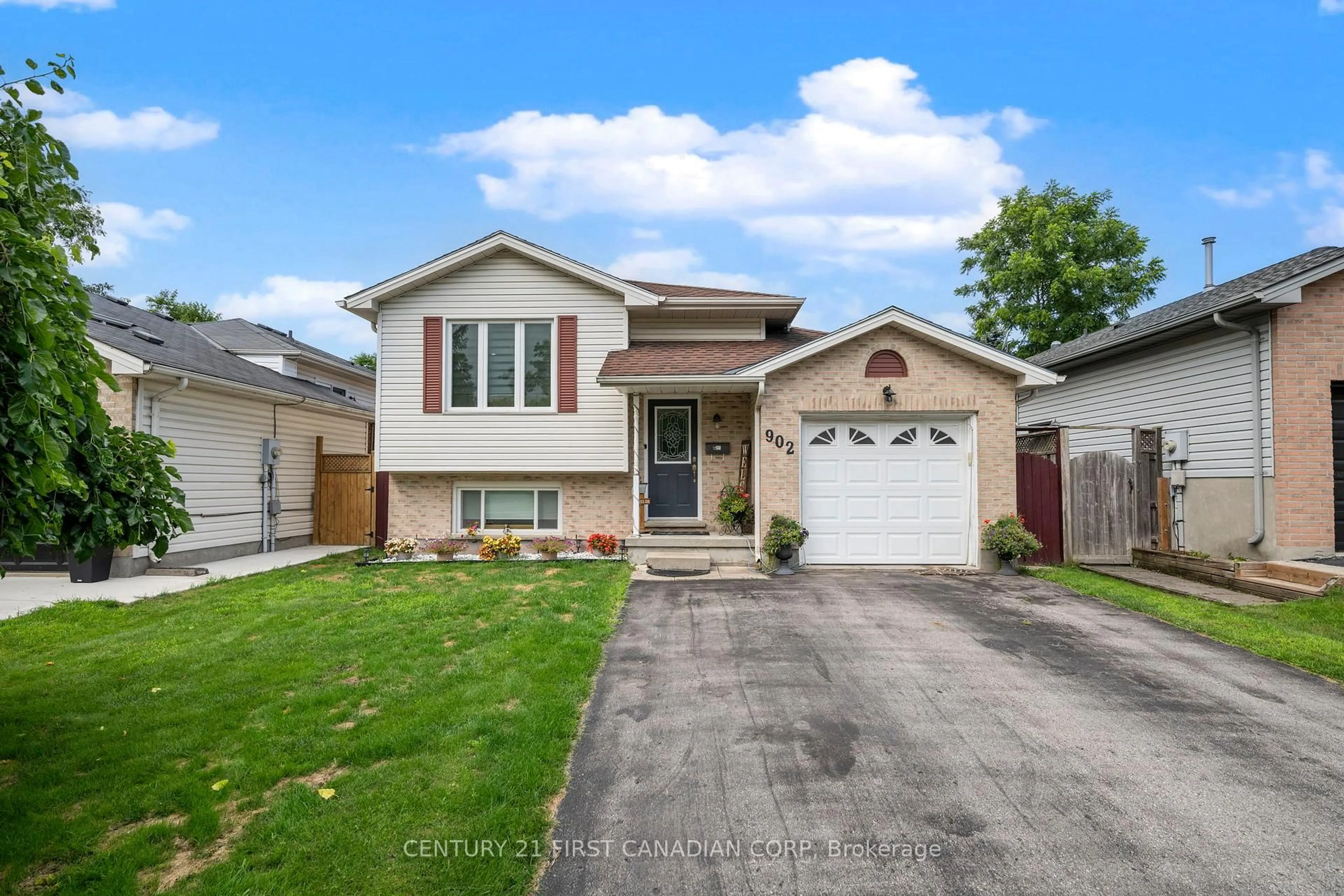 Home with vinyl exterior material, street for 902 Railton Ave, London East Ontario N5V 4V9