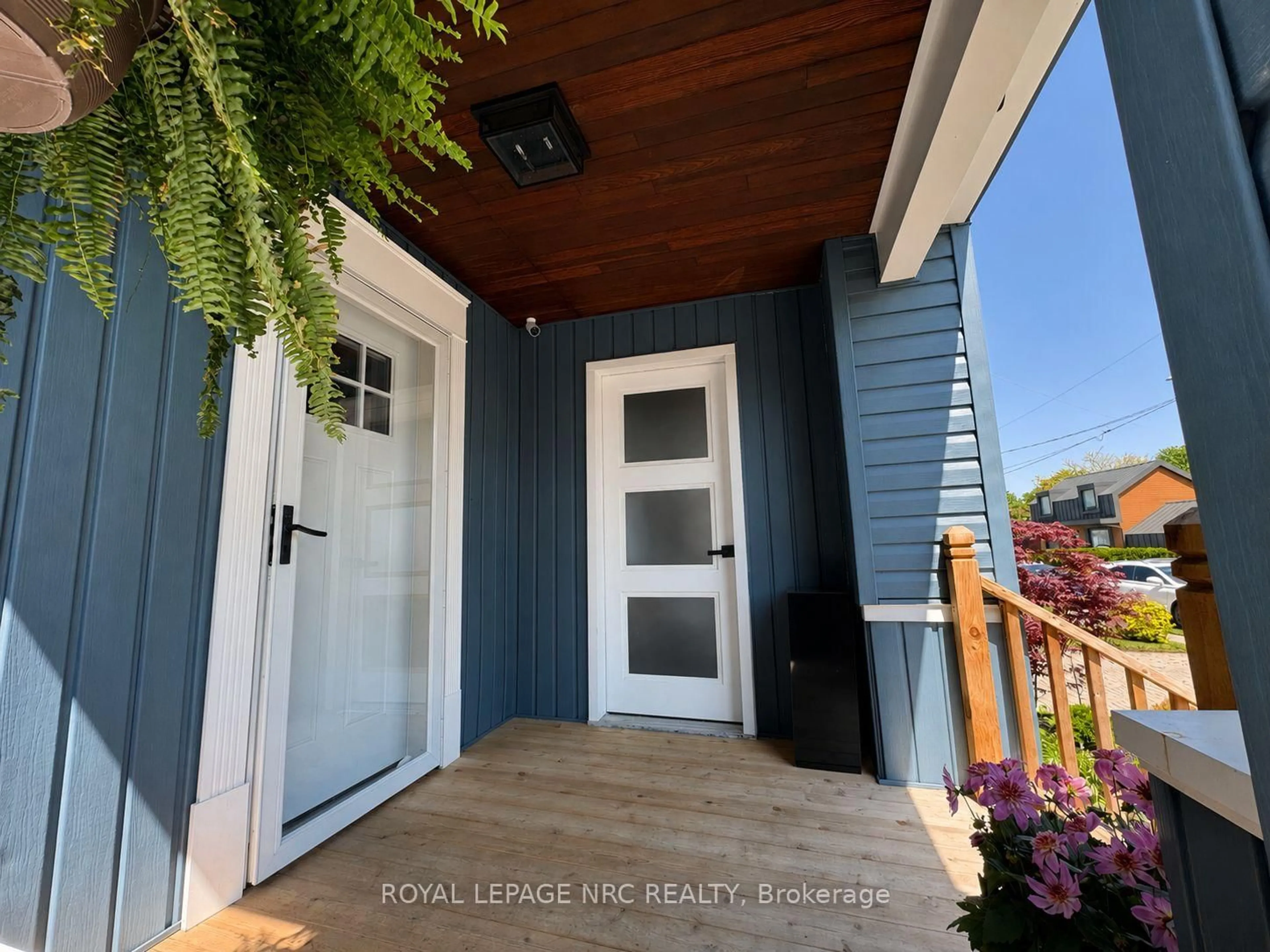 Indoor entryway for 5 Victoria St, St. Catharines Ontario L2S 2K8