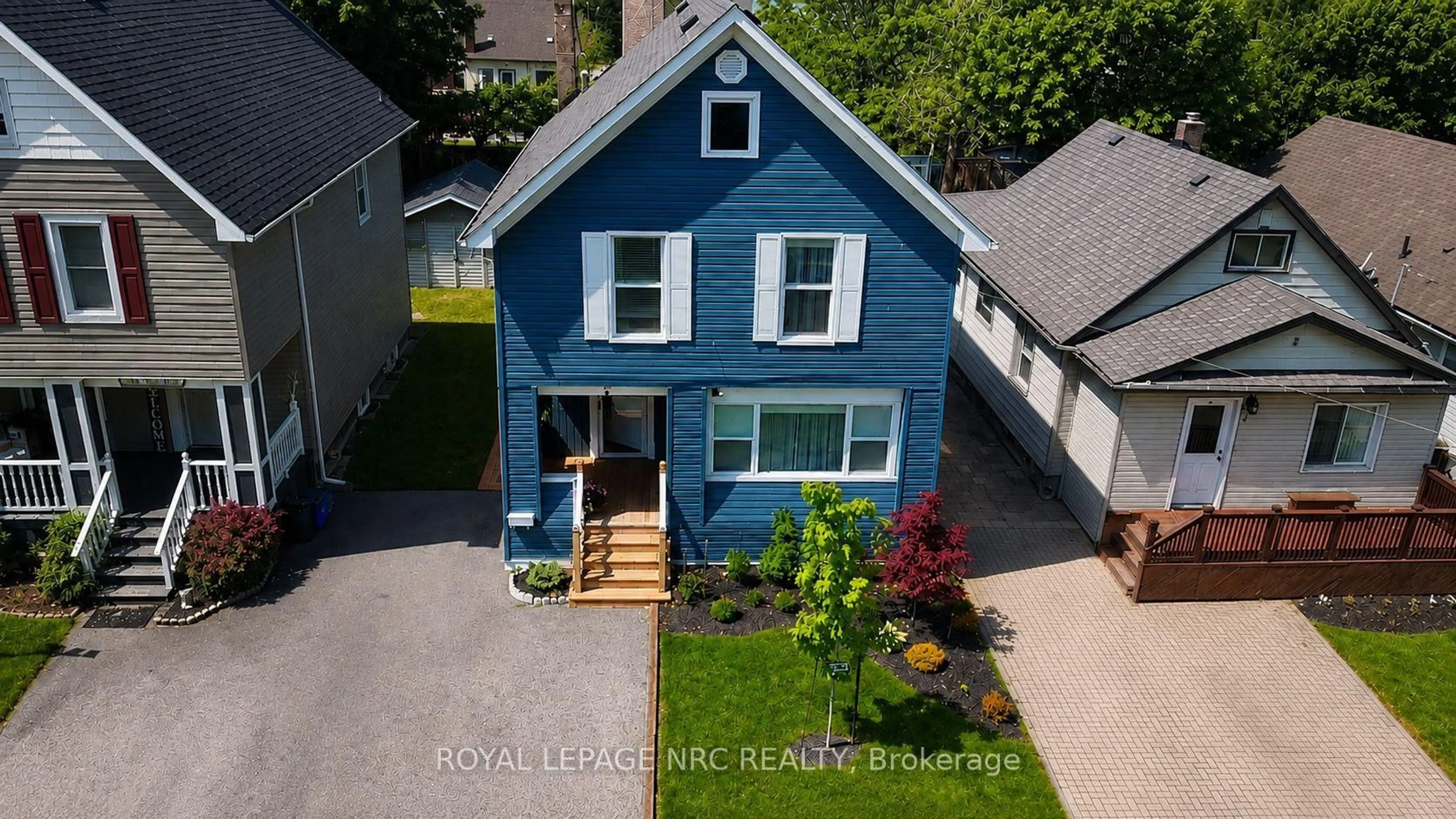 A pic from outside/outdoor area/front of a property/back of a property/a pic from drone, street for 5 Victoria St, St. Catharines Ontario L2S 2K8