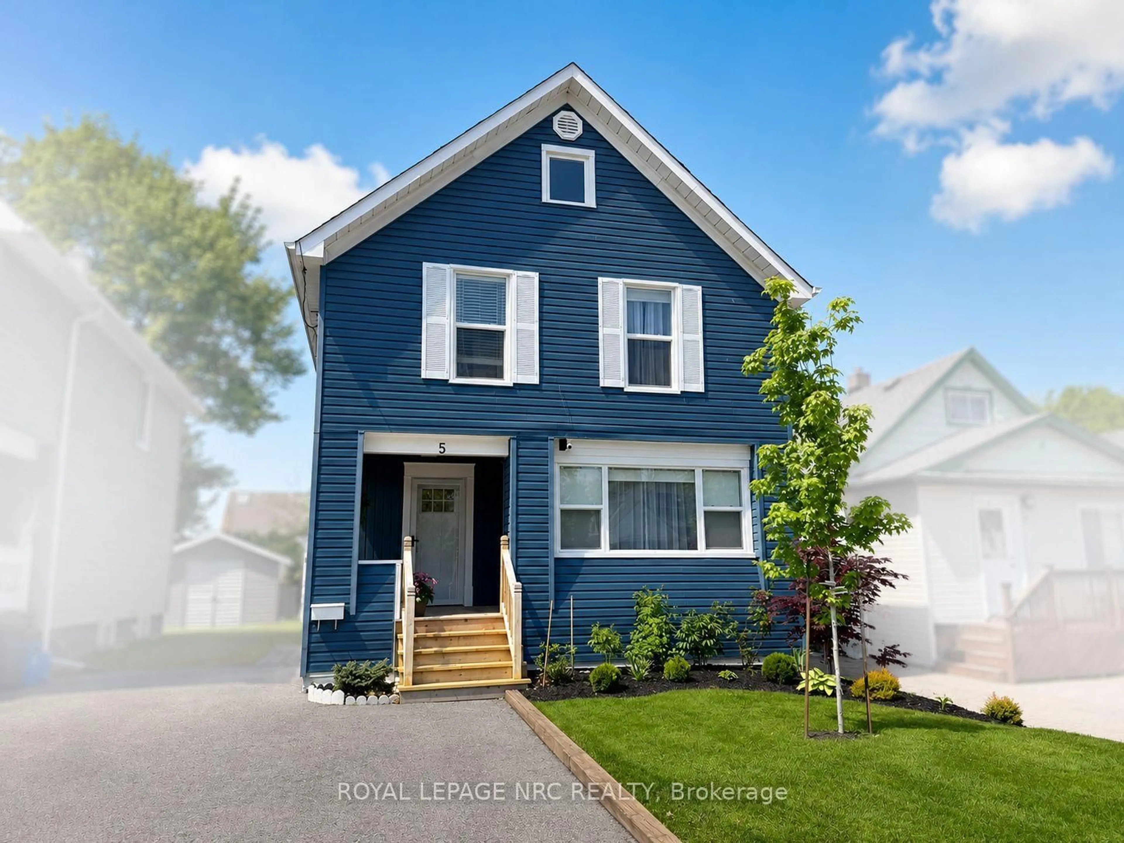 Home with vinyl exterior material, street for 5 Victoria St, St. Catharines Ontario L2S 2K8