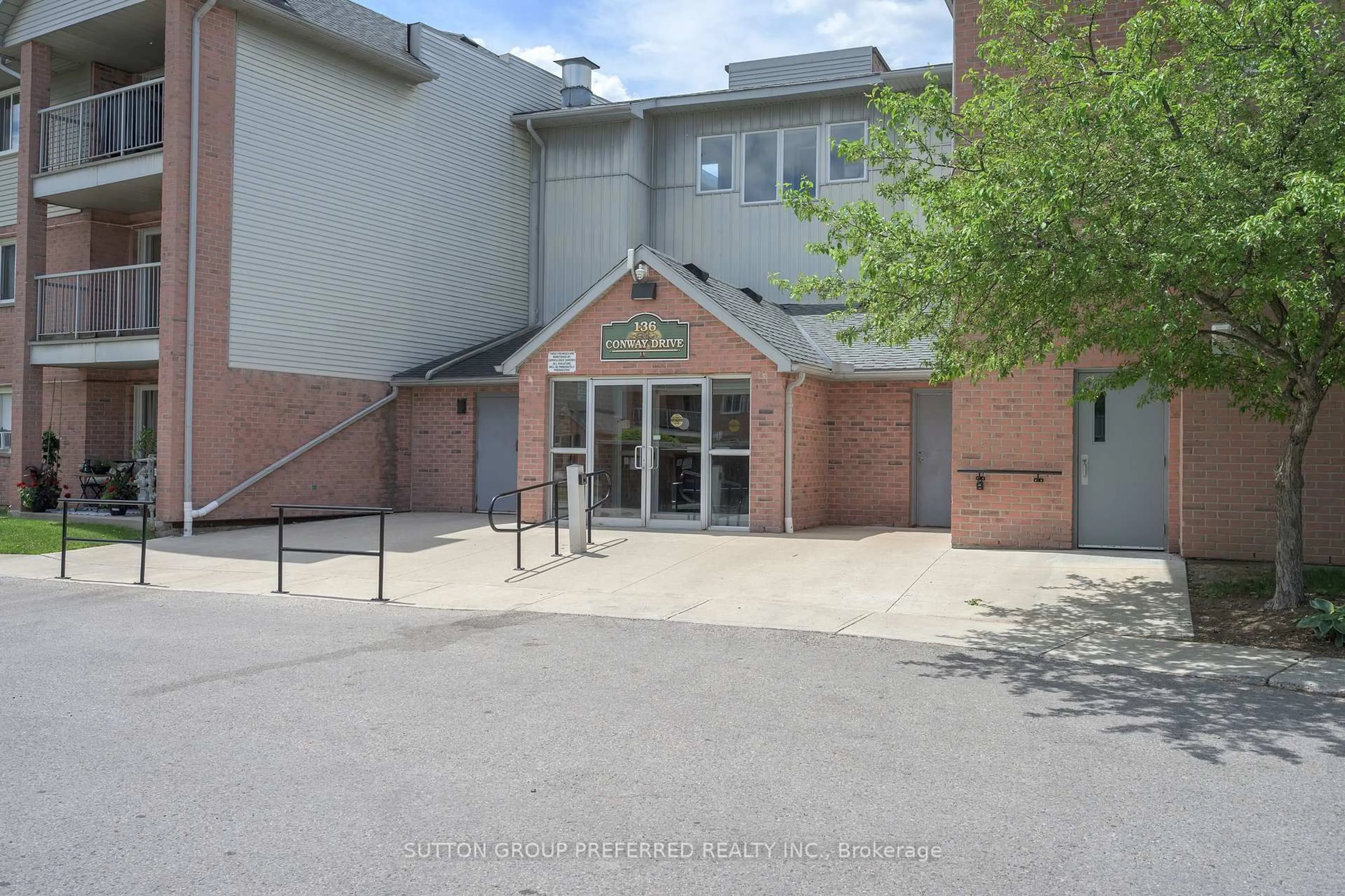 Indoor foyer for 136 Conway Dr #52, London South Ontario N6E 3N1