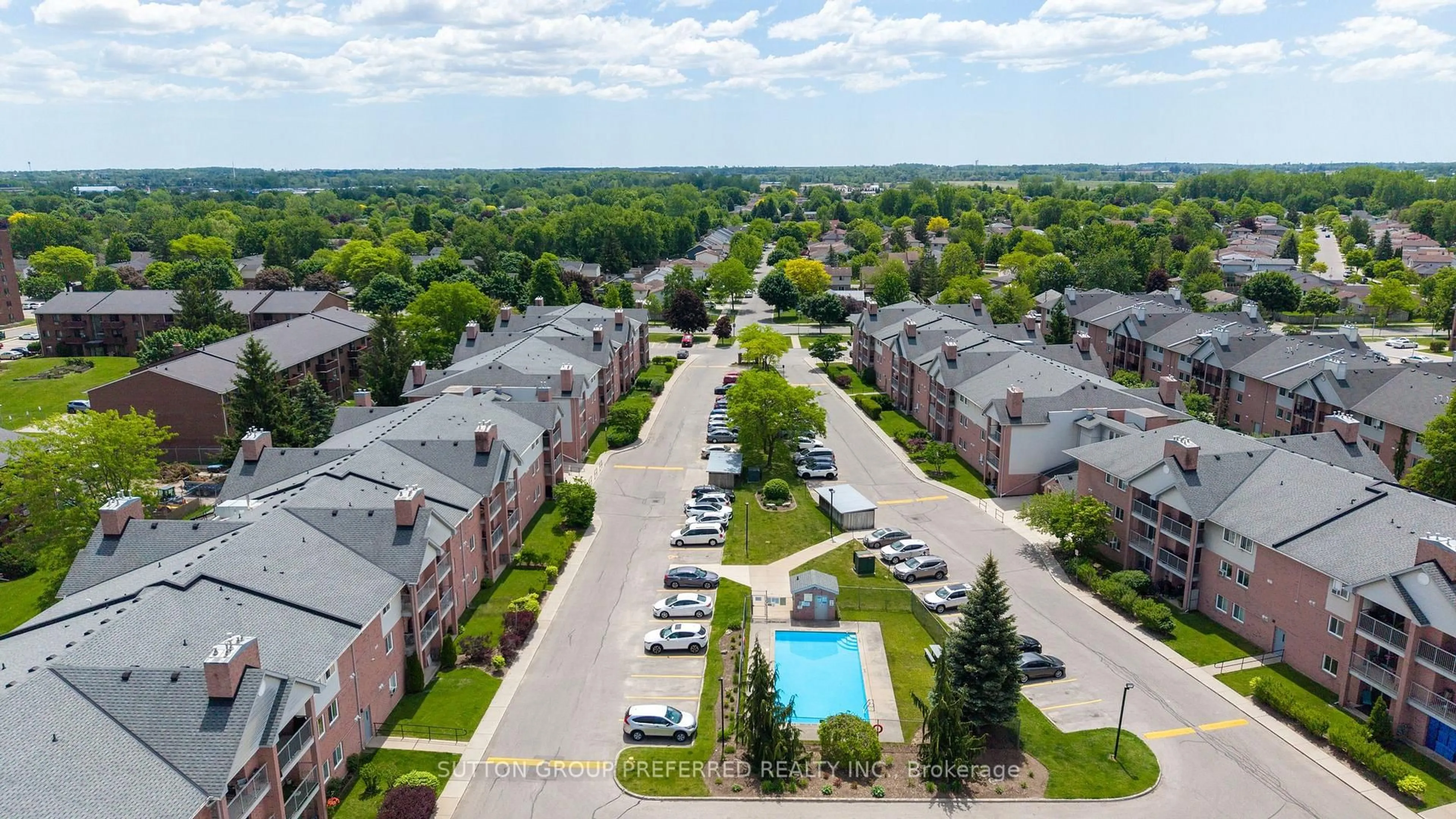 A pic from outside/outdoor area/front of a property/back of a property/a pic from drone, unknown for 136 Conway Dr #52, London South Ontario N6E 3N1