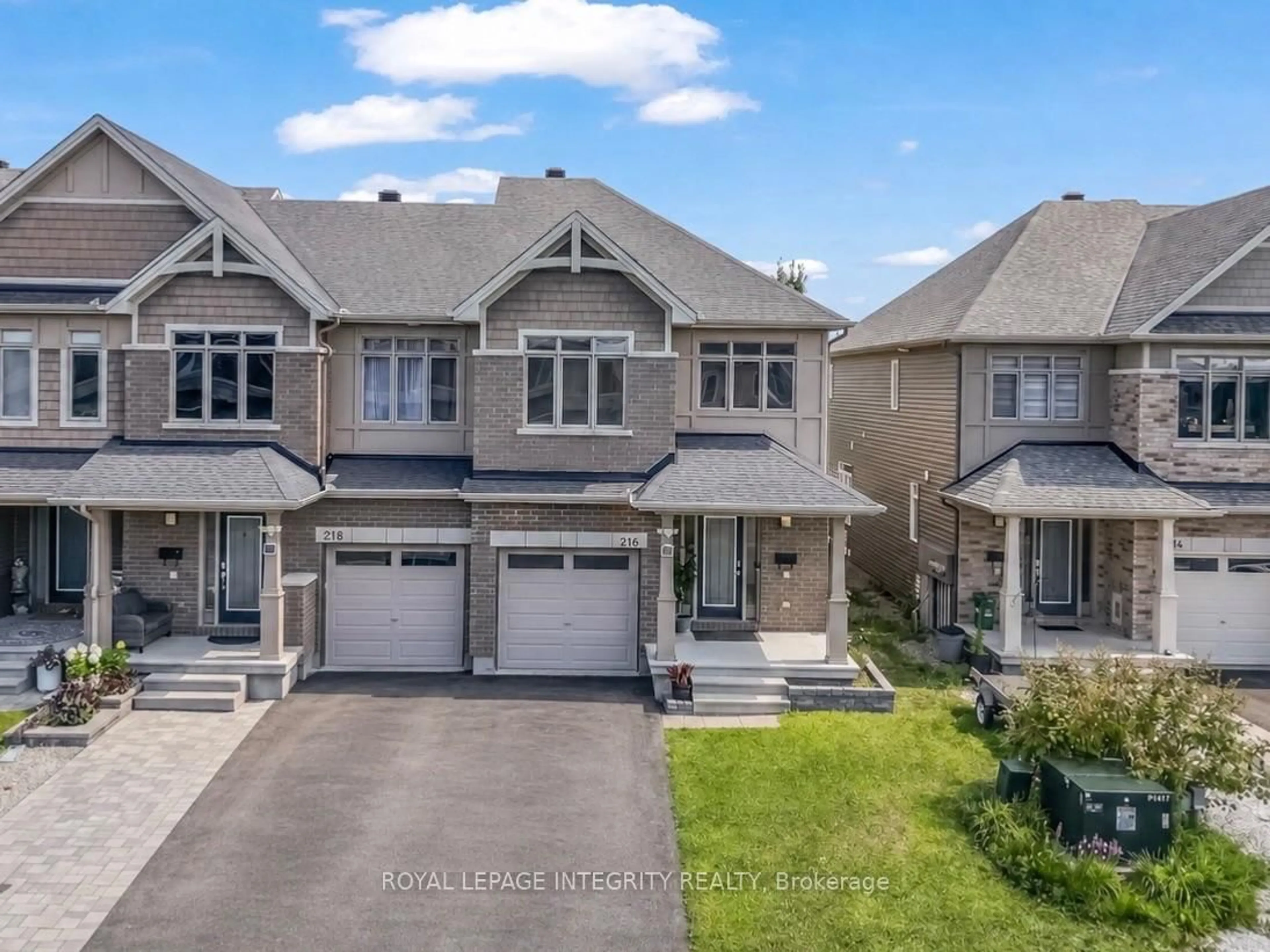 A pic from outside/outdoor area/front of a property/back of a property/a pic from drone, street for 216 Gossamer St, Ottawa Ontario K1C 7G4