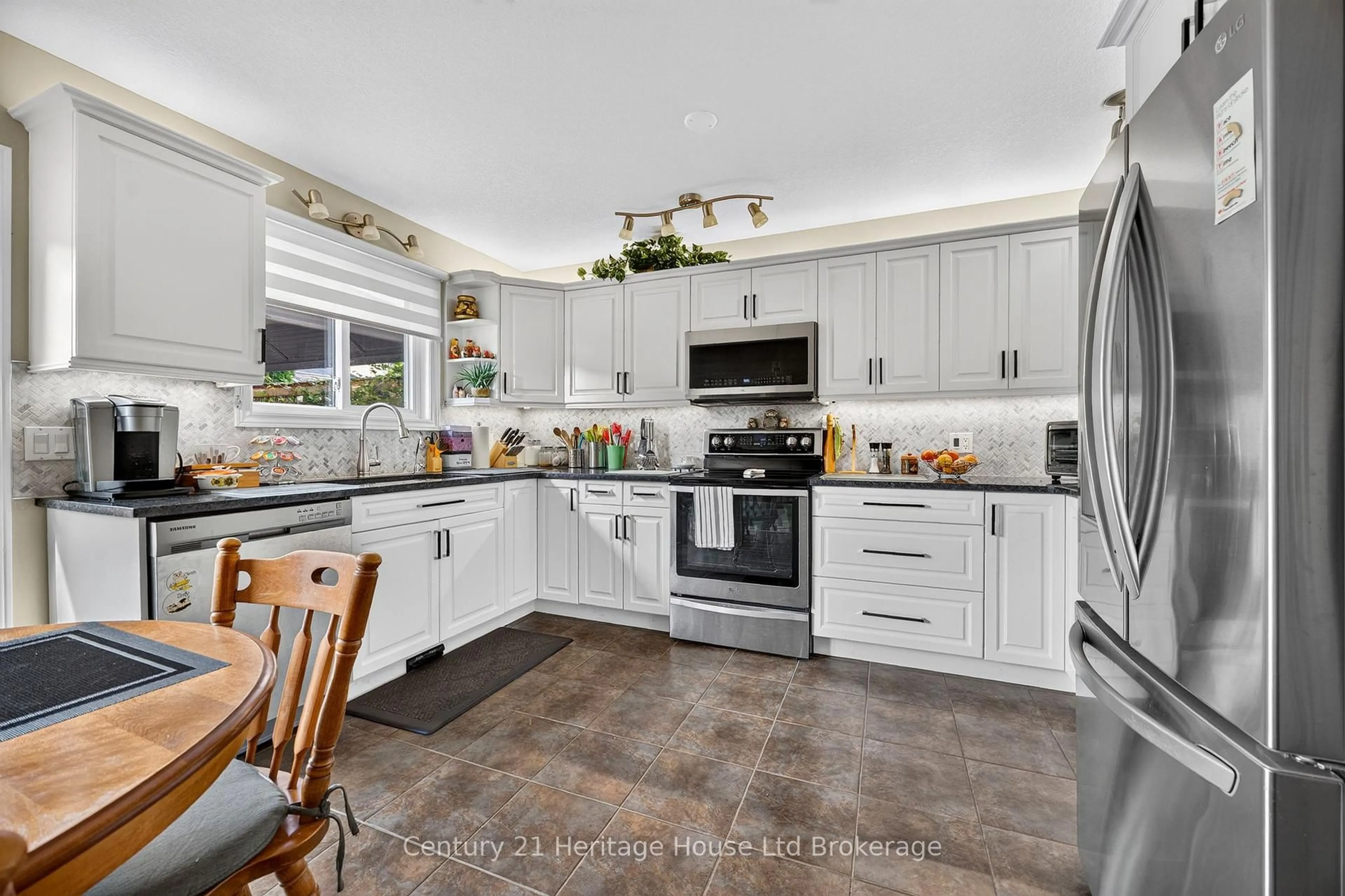 Open concept kitchen, ceramic/tile floor for 43 Beech Blvd, Tillsonburg Ontario N4G 5R8