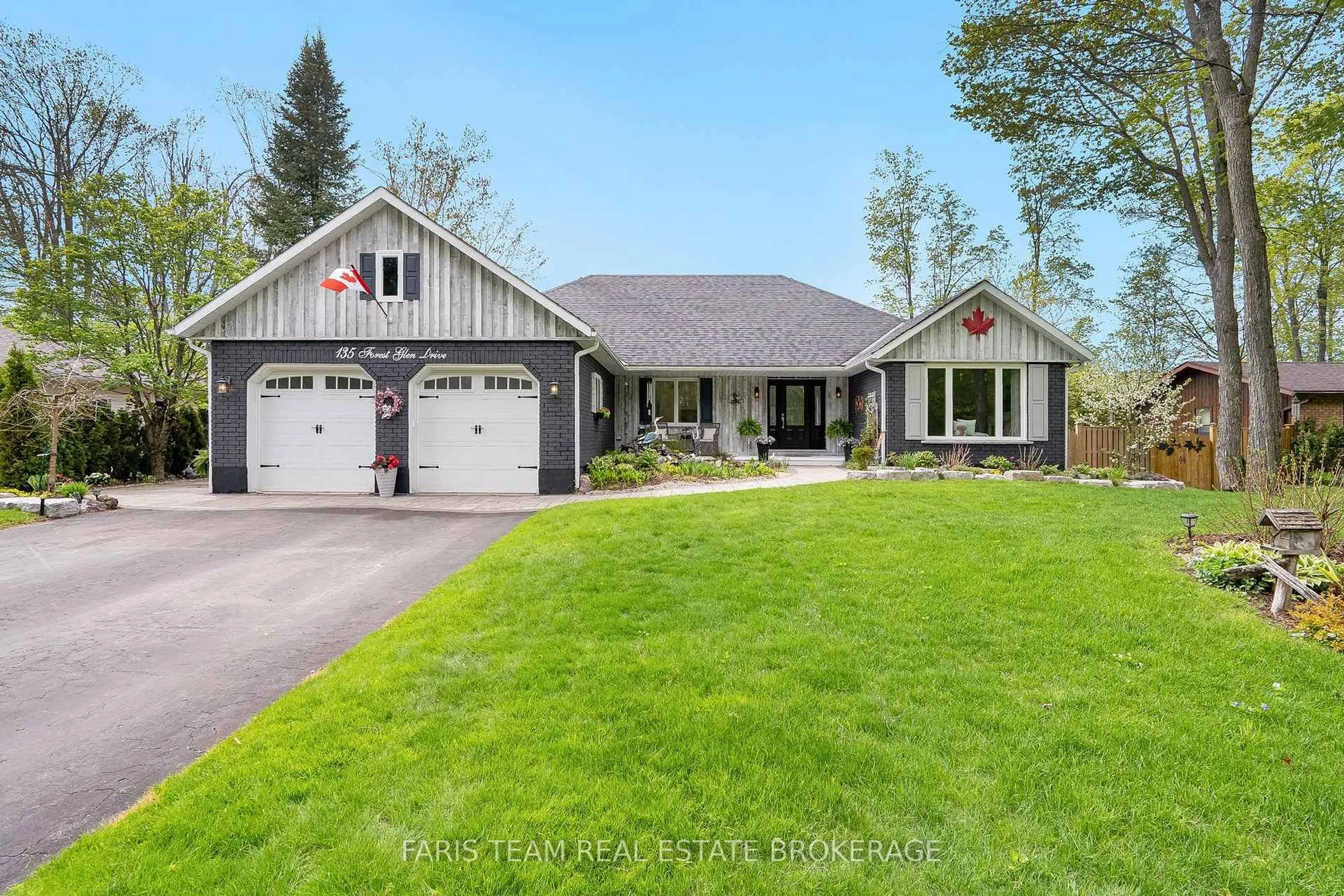 Home with vinyl exterior material, street for 135 Forest Glen Dr, Gravenhurst Ontario P1P 1A1