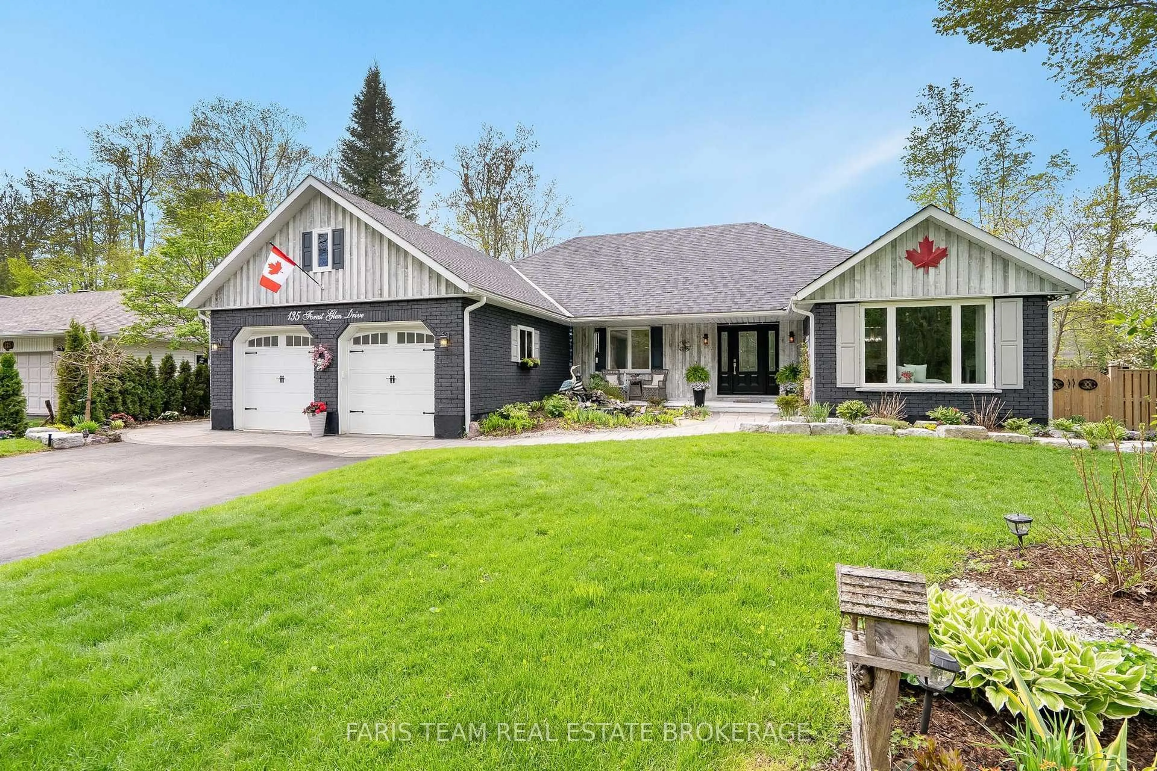 Home with vinyl exterior material, street for 135 Forest Glen Dr, Gravenhurst Ontario P1P 1A1