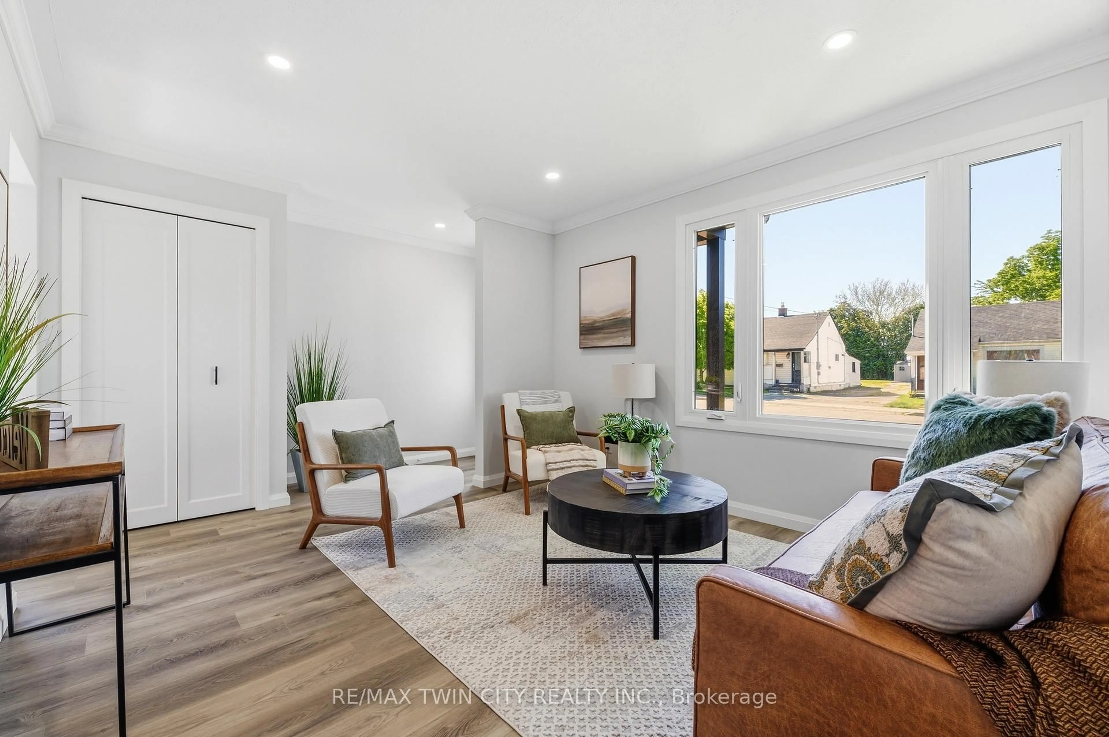 Living room with furniture, unknown for 59 Salisbury Ave, Brantford Ontario N3S 1M8