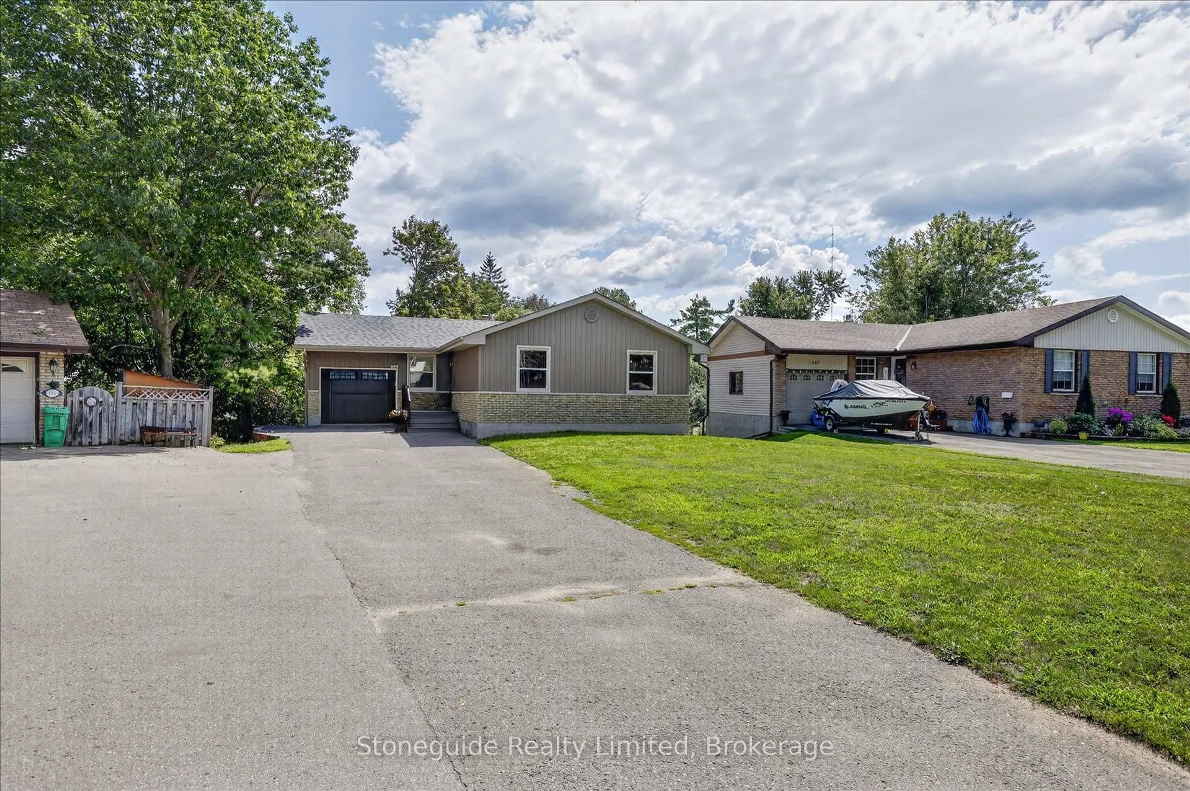 A pic from outside/outdoor area/front of a property/back of a property/a pic from drone, street for 1261 Pulpit Rd, Peterborough Ontario K9K 1H4