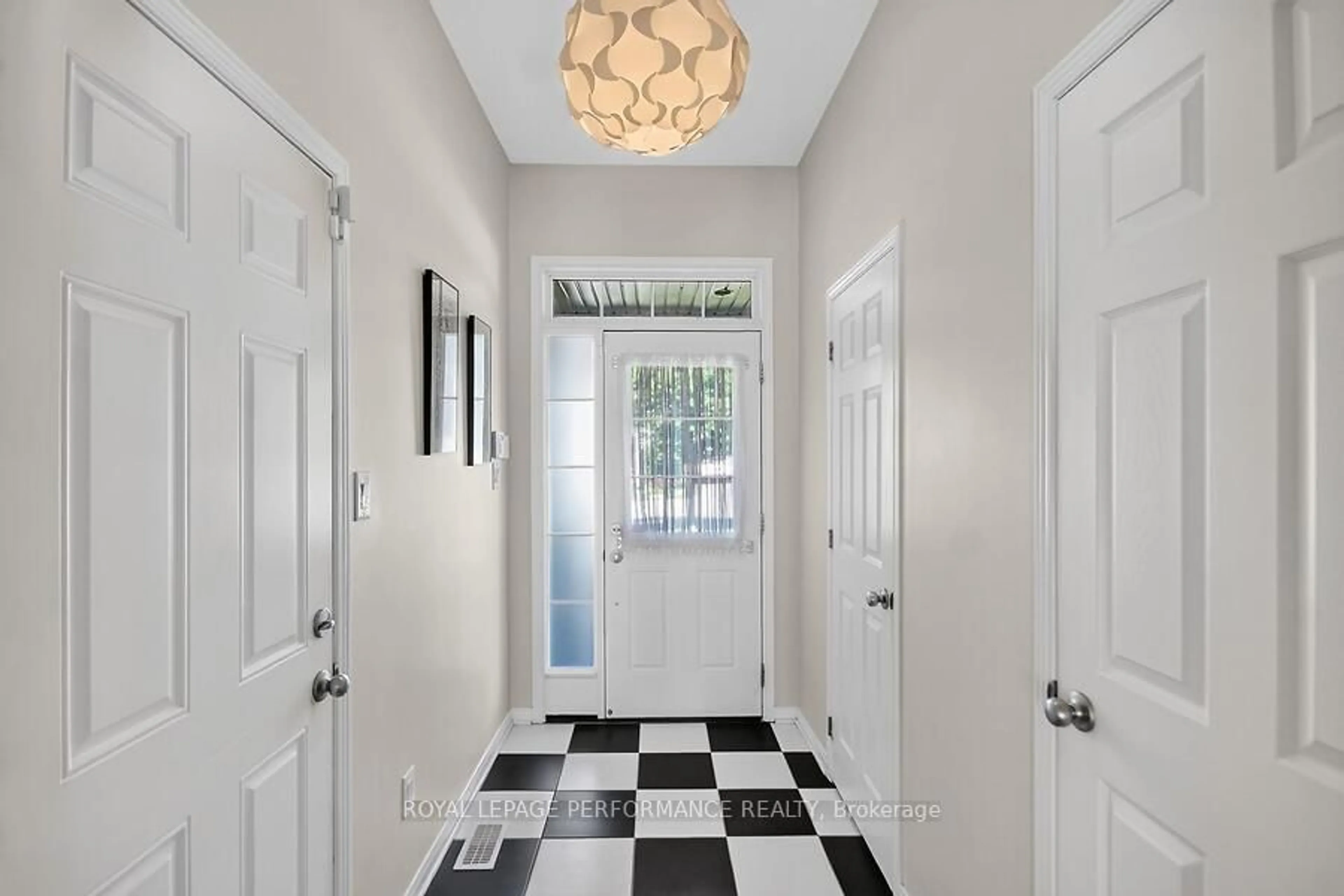 Indoor entryway for 172 Laramie Cres, Ottawa Ontario K2J 5Z8