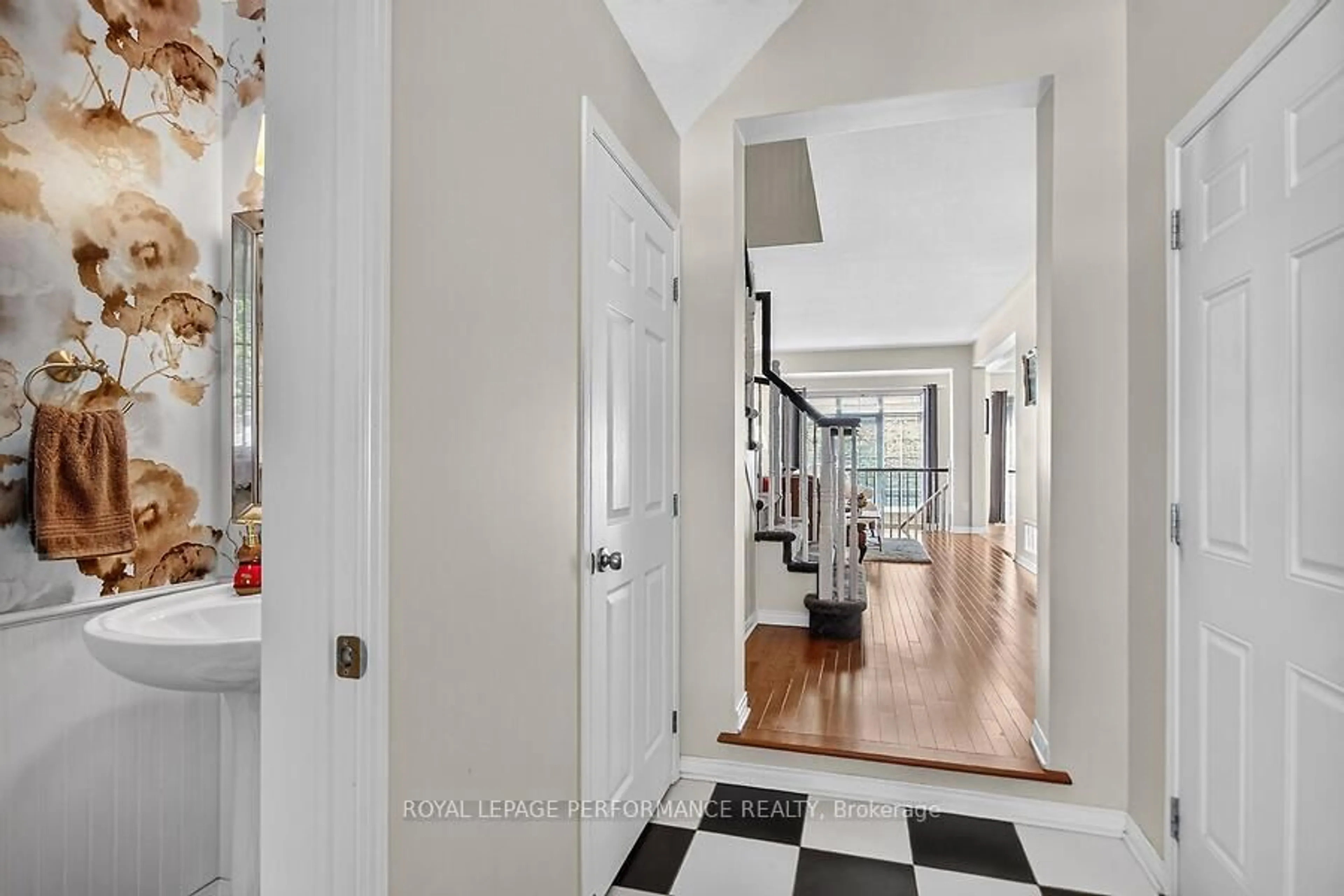 Indoor entryway for 172 Laramie Cres, Ottawa Ontario K2J 5Z8