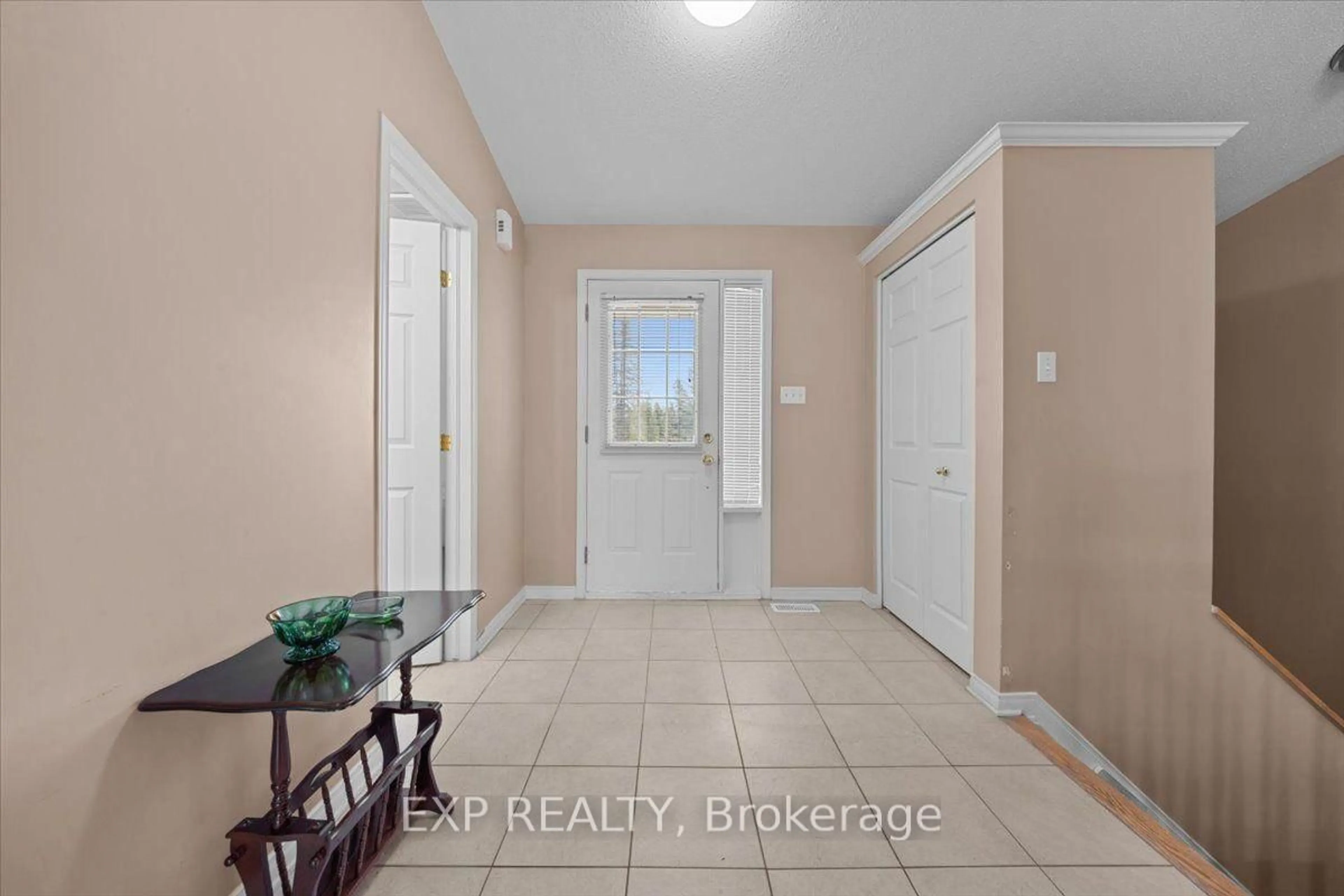 Indoor entryway for 113 Grey Fox Dr, Carp - Huntley Ward Ontario K0Z 1L0