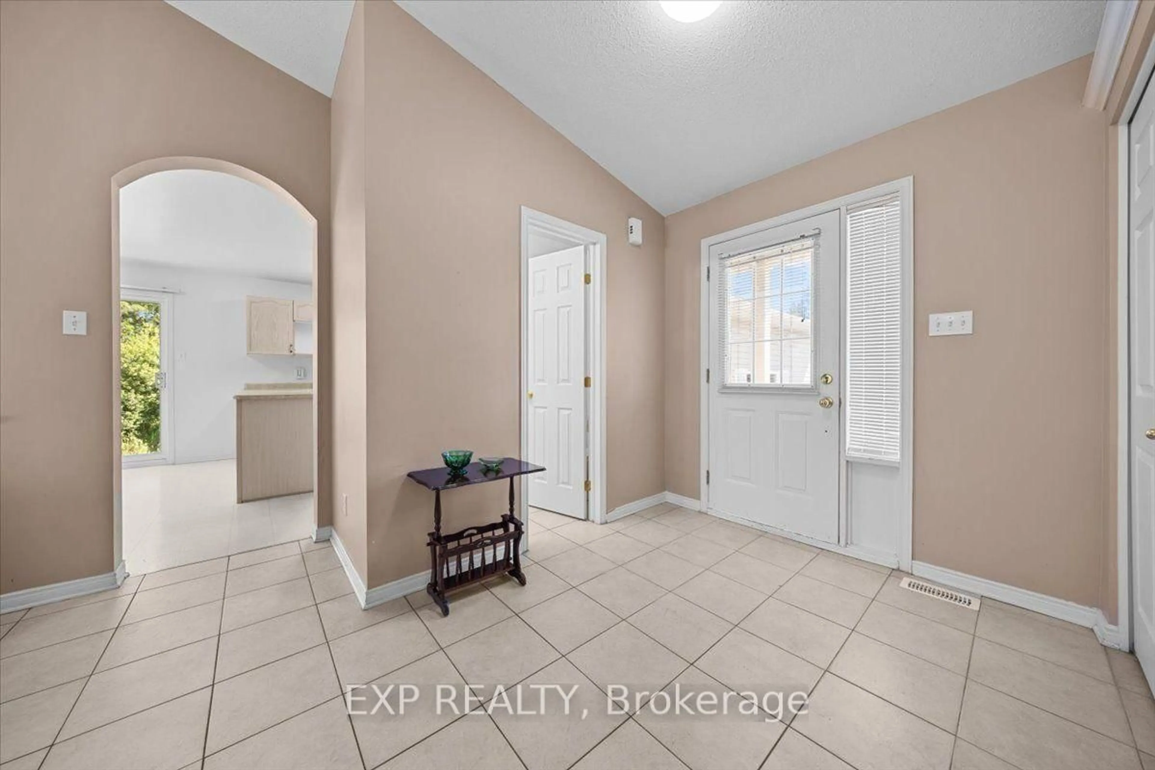 Indoor entryway for 113 Grey Fox Dr, Carp - Huntley Ward Ontario K0Z 1L0