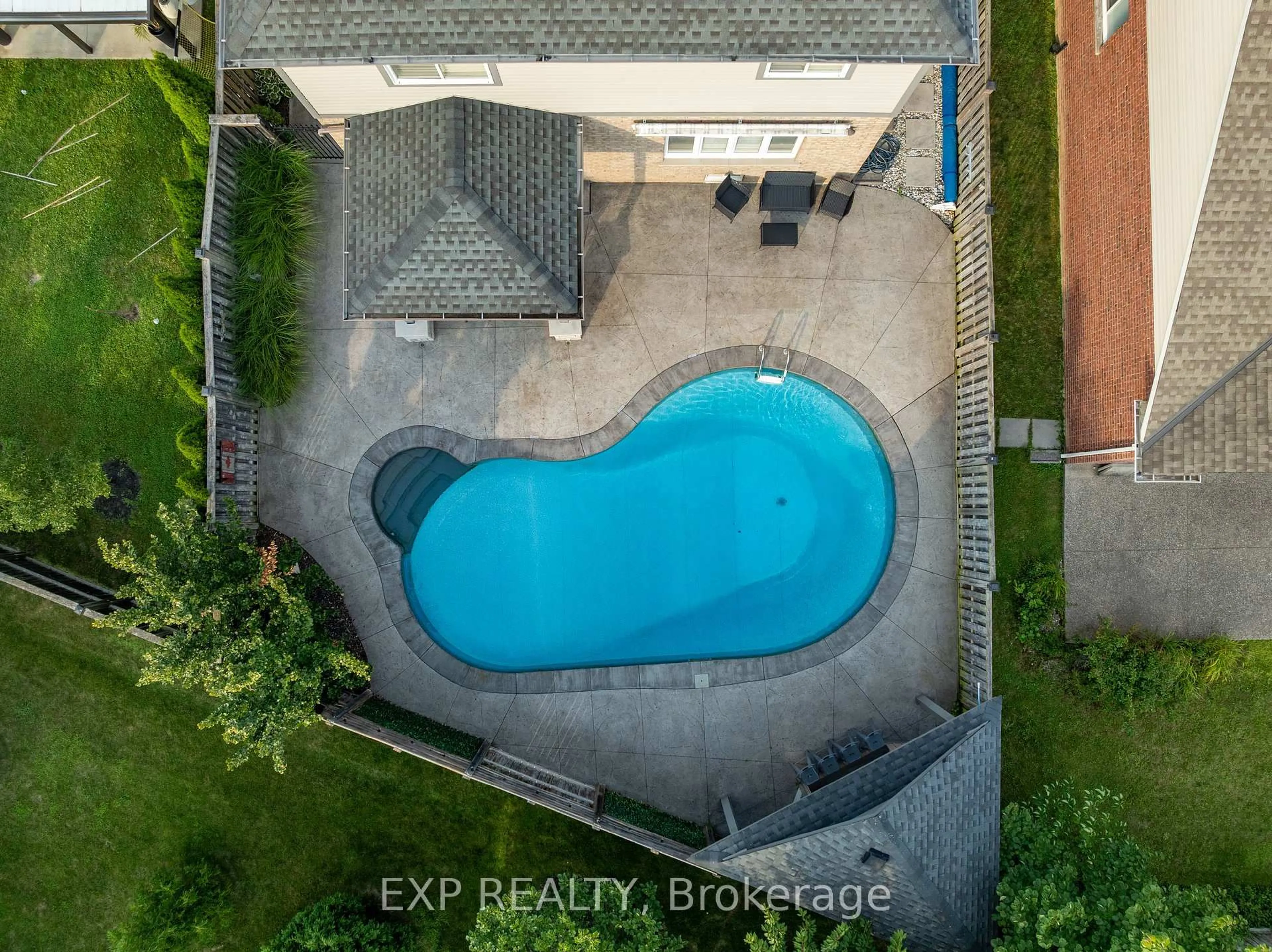 A pic from outside/outdoor area/front of a property/back of a property/a pic from drone, unknown for 5783 Jake Cres, Niagara Falls Ontario L2H 0G3
