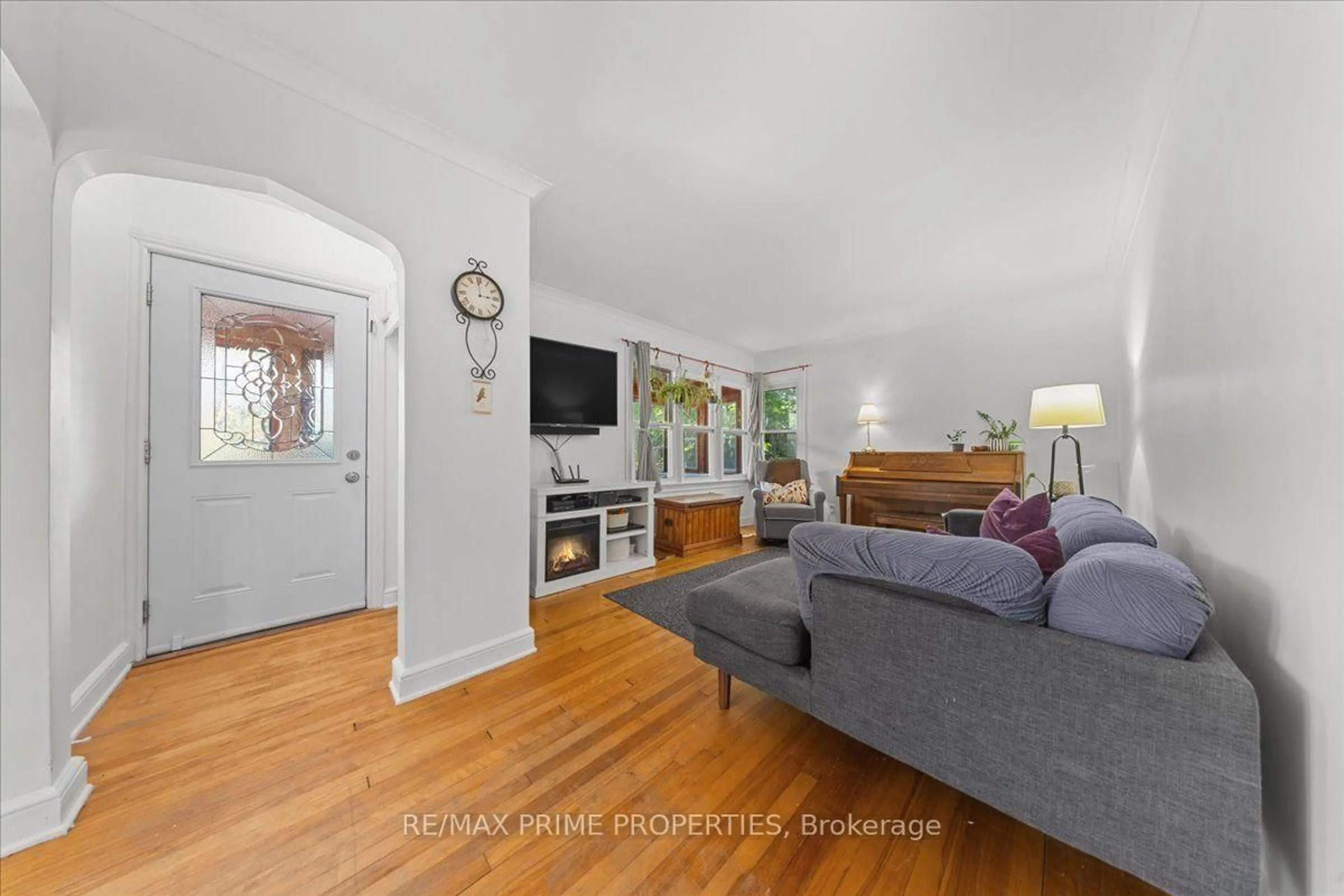 Living room with furniture, unknown for 1273 Thames St, Ottawa Ontario K1Z 7N1