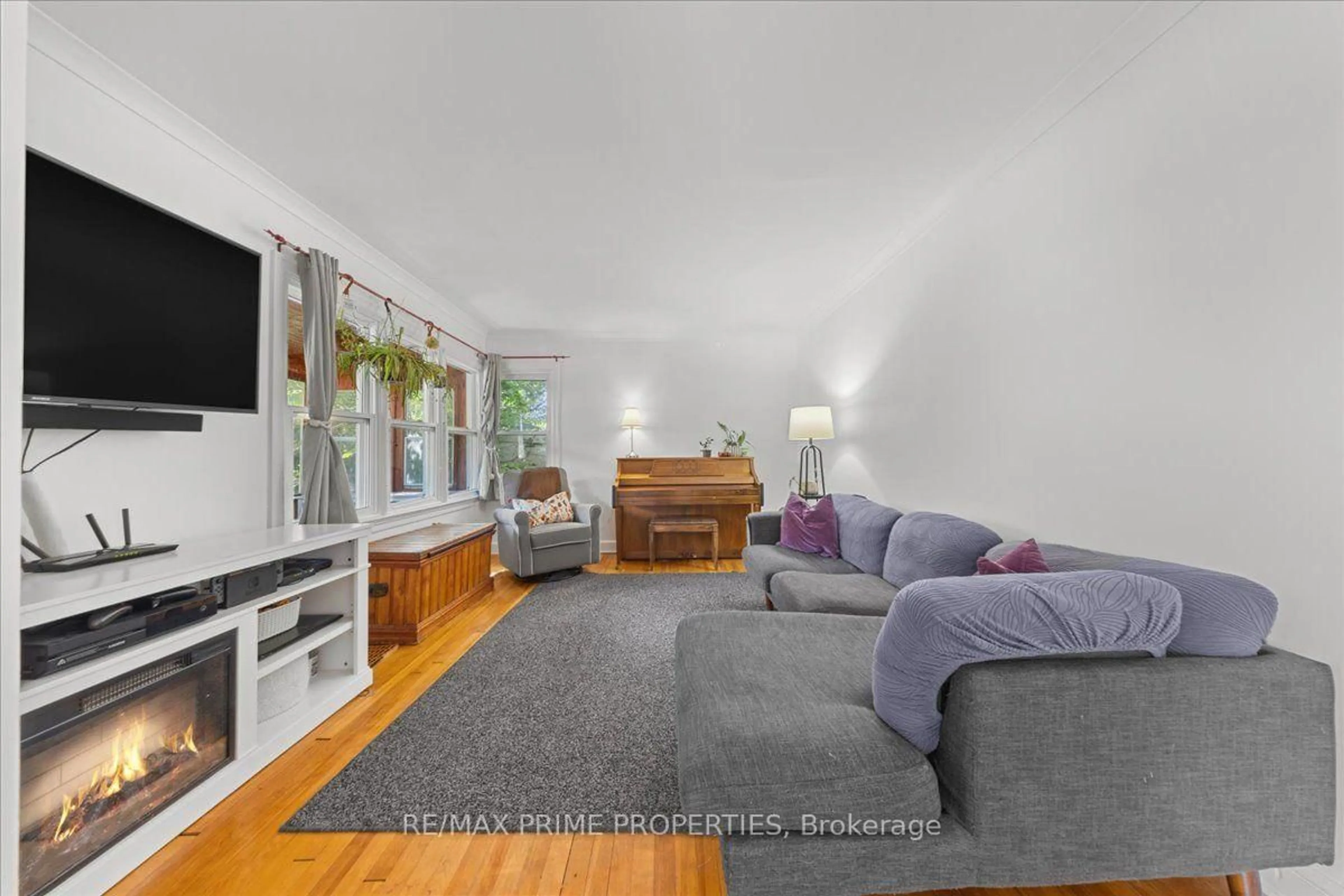 Living room with furniture, unknown for 1273 Thames St, Ottawa Ontario K1Z 7N1