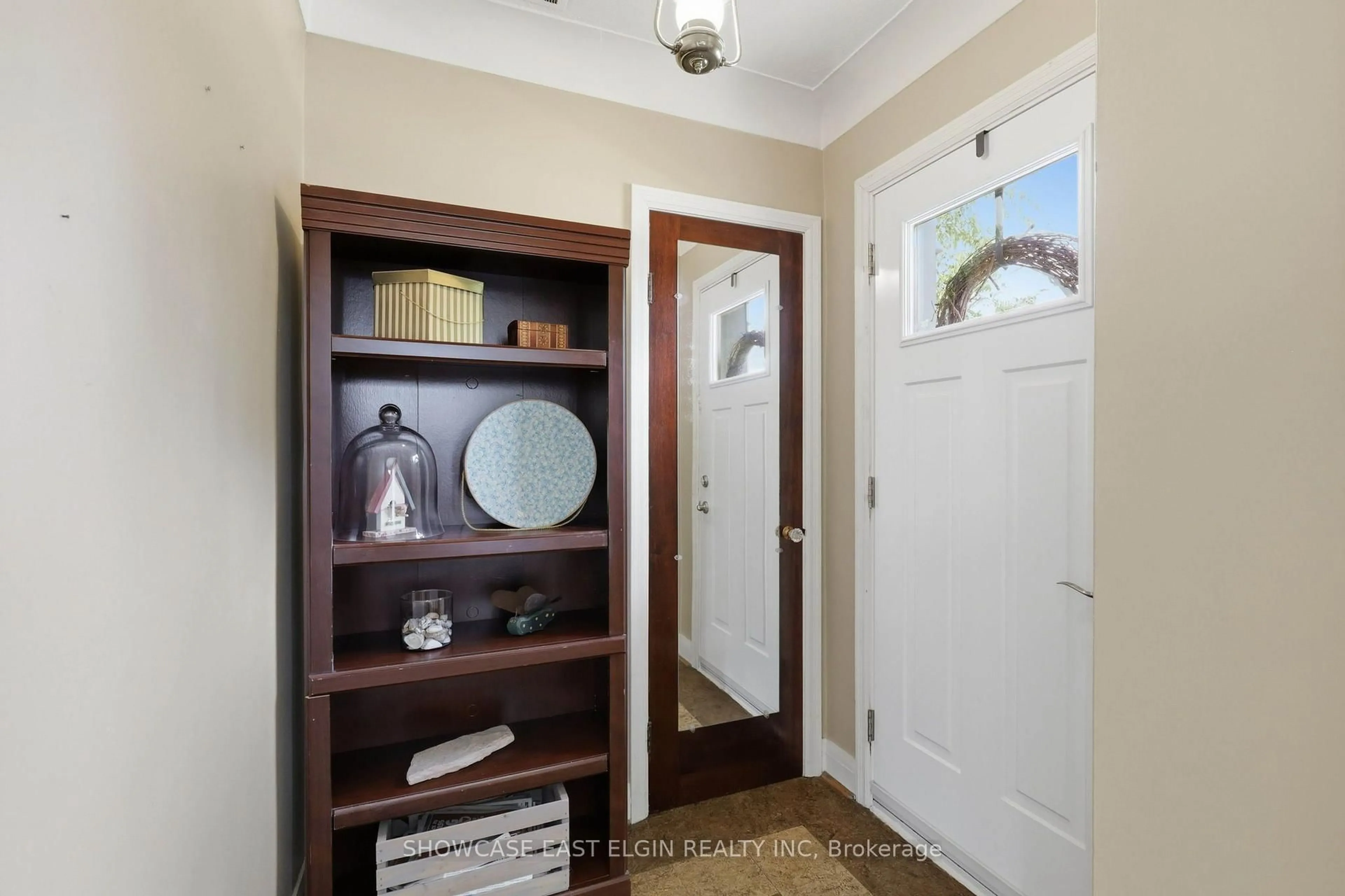 Indoor entryway for 122 Redan St, St. Thomas Ontario N5P 1V3