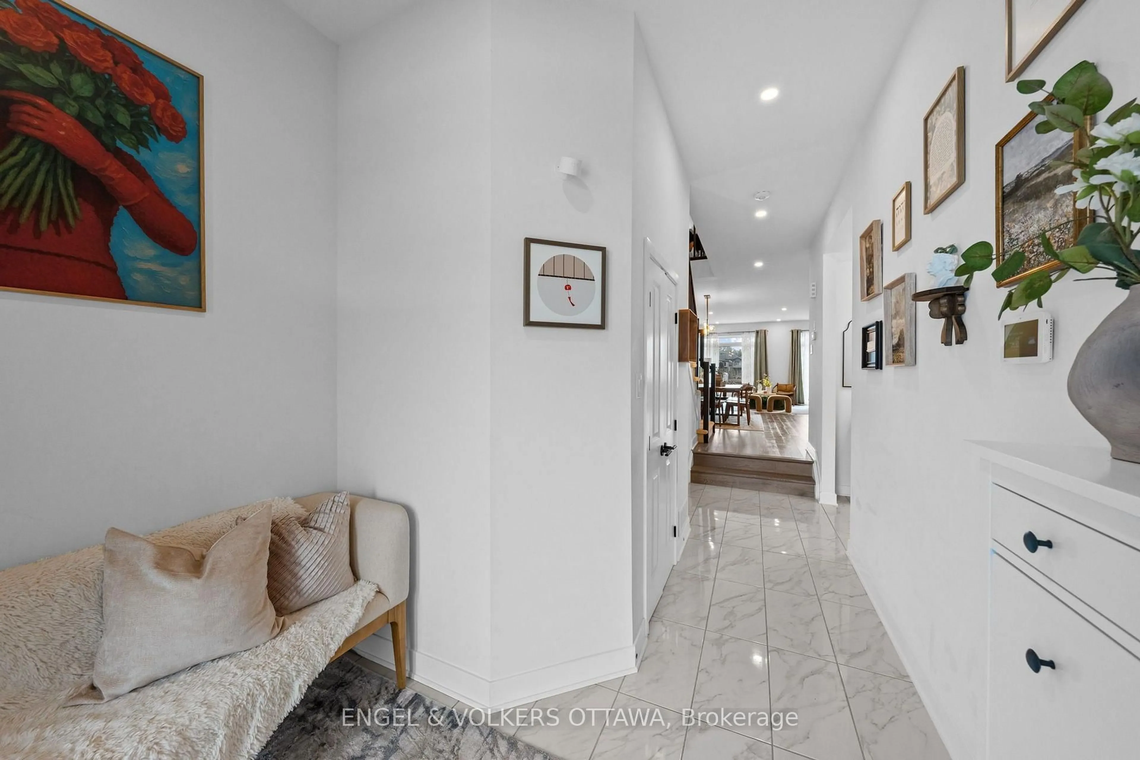 Indoor entryway for 167 Longworth Ave, Ottawa Ontario K1T 0T2