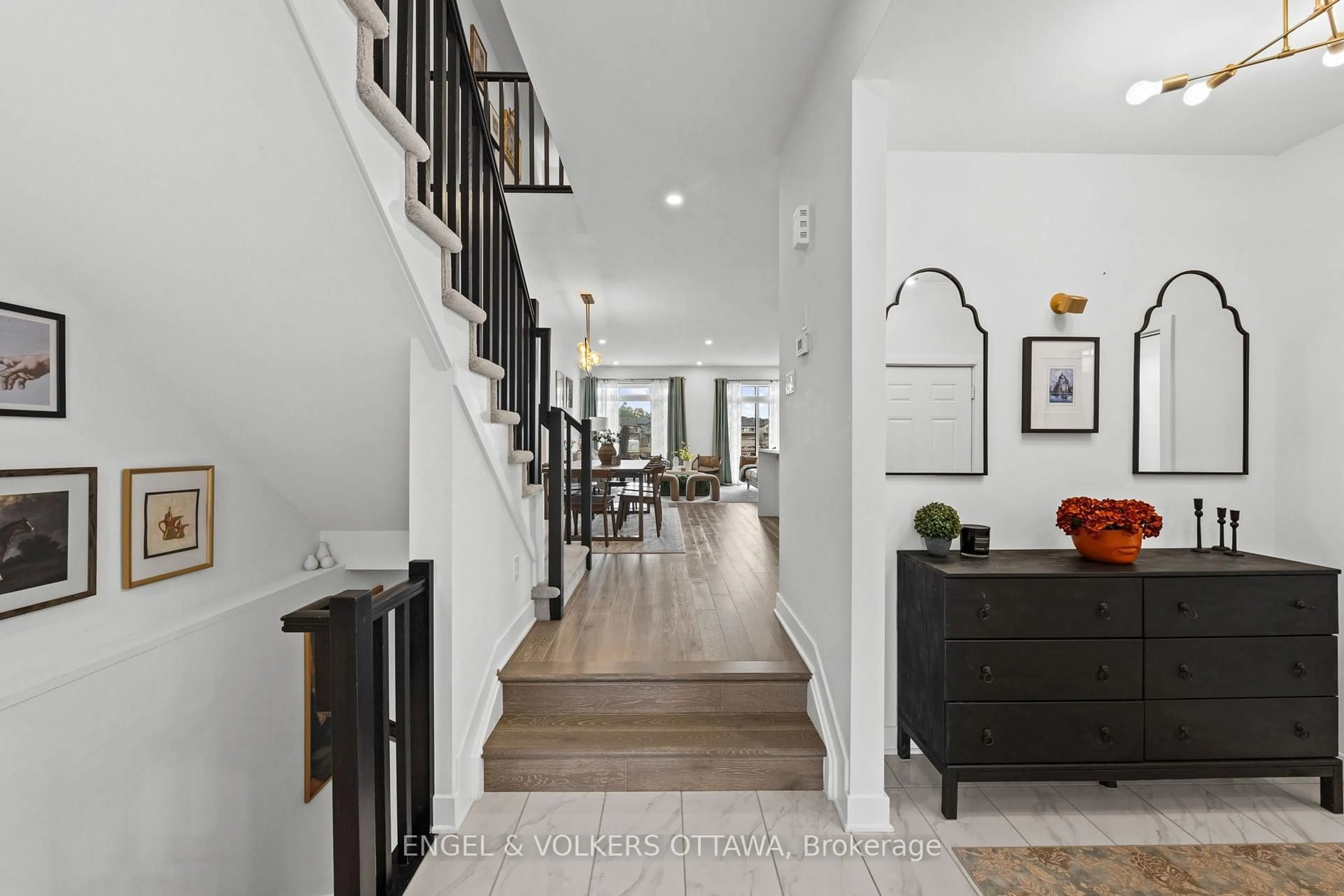 Indoor entryway for 167 Longworth Ave, Ottawa Ontario K1T 0T2