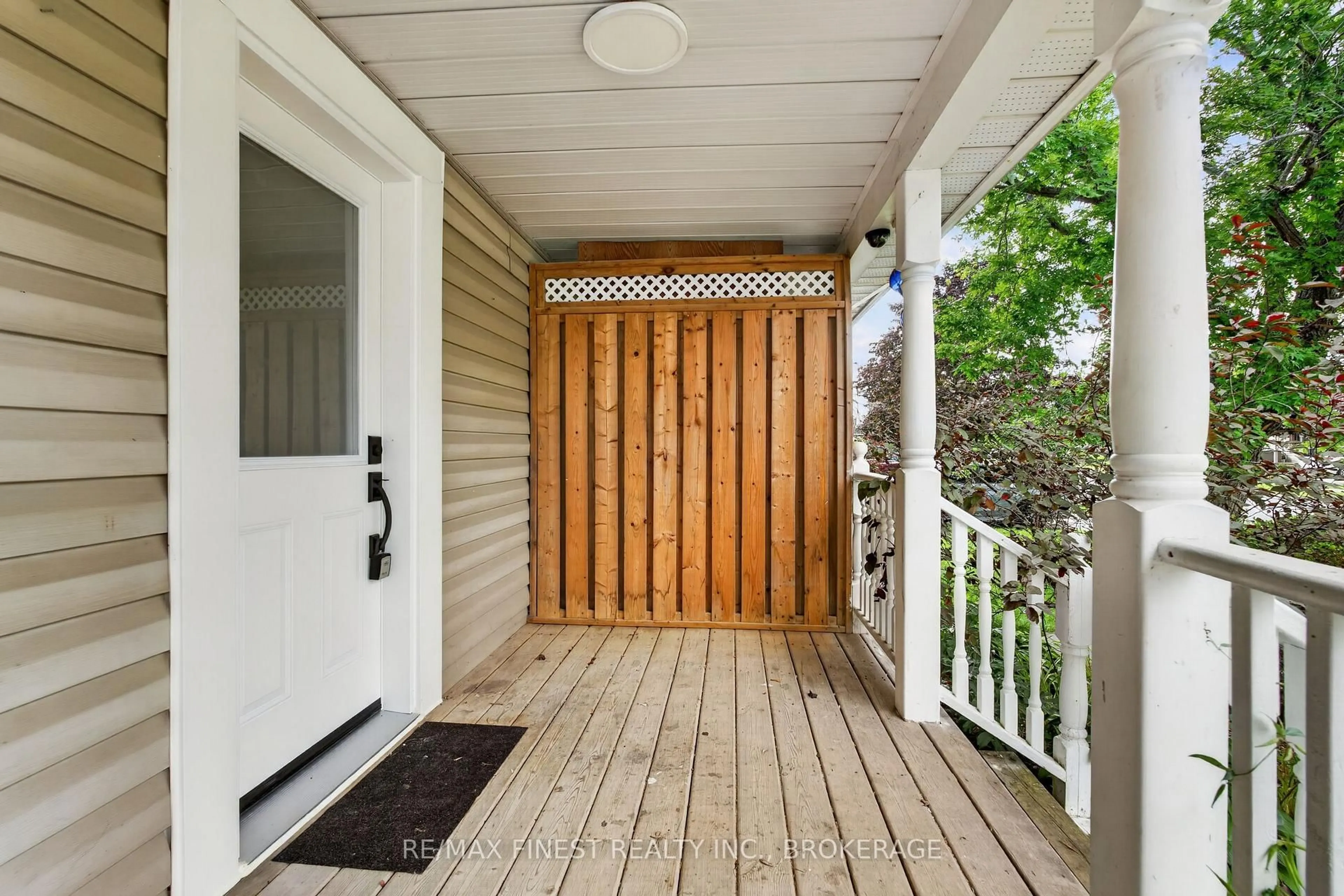 Indoor entryway for 17 London Ave, Prince Edward County Ontario K0K 2T0