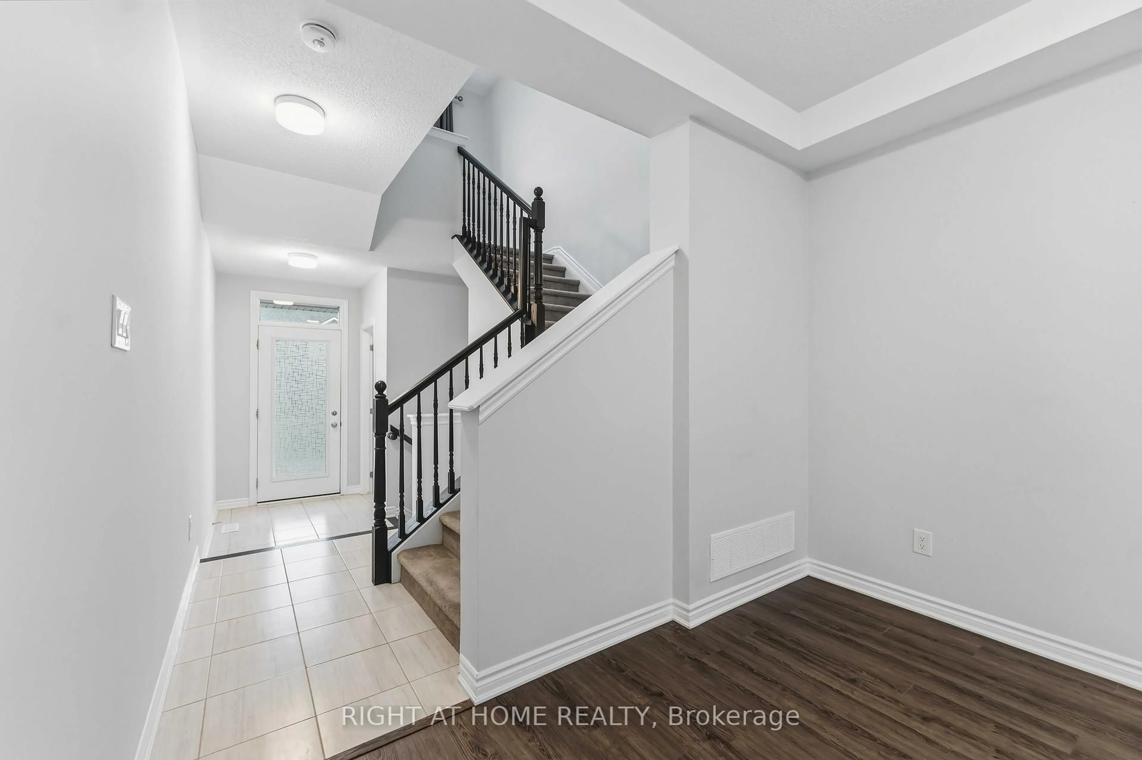 Indoor entryway for 709 Derreen Ave, Stittsville Ontario K2S 2Z2