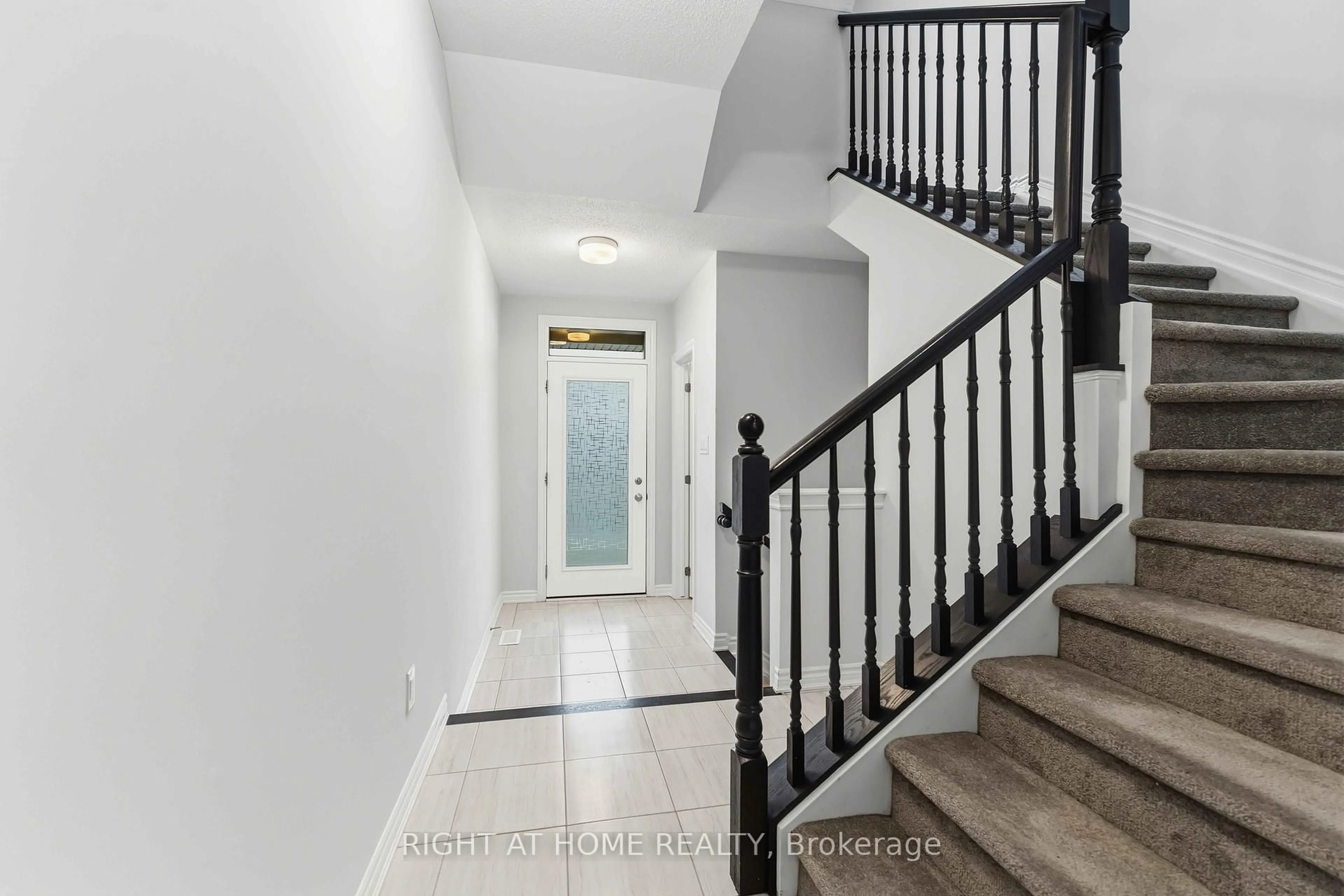 Indoor entryway for 709 Derreen Ave, Stittsville Ontario K2S 2Z2