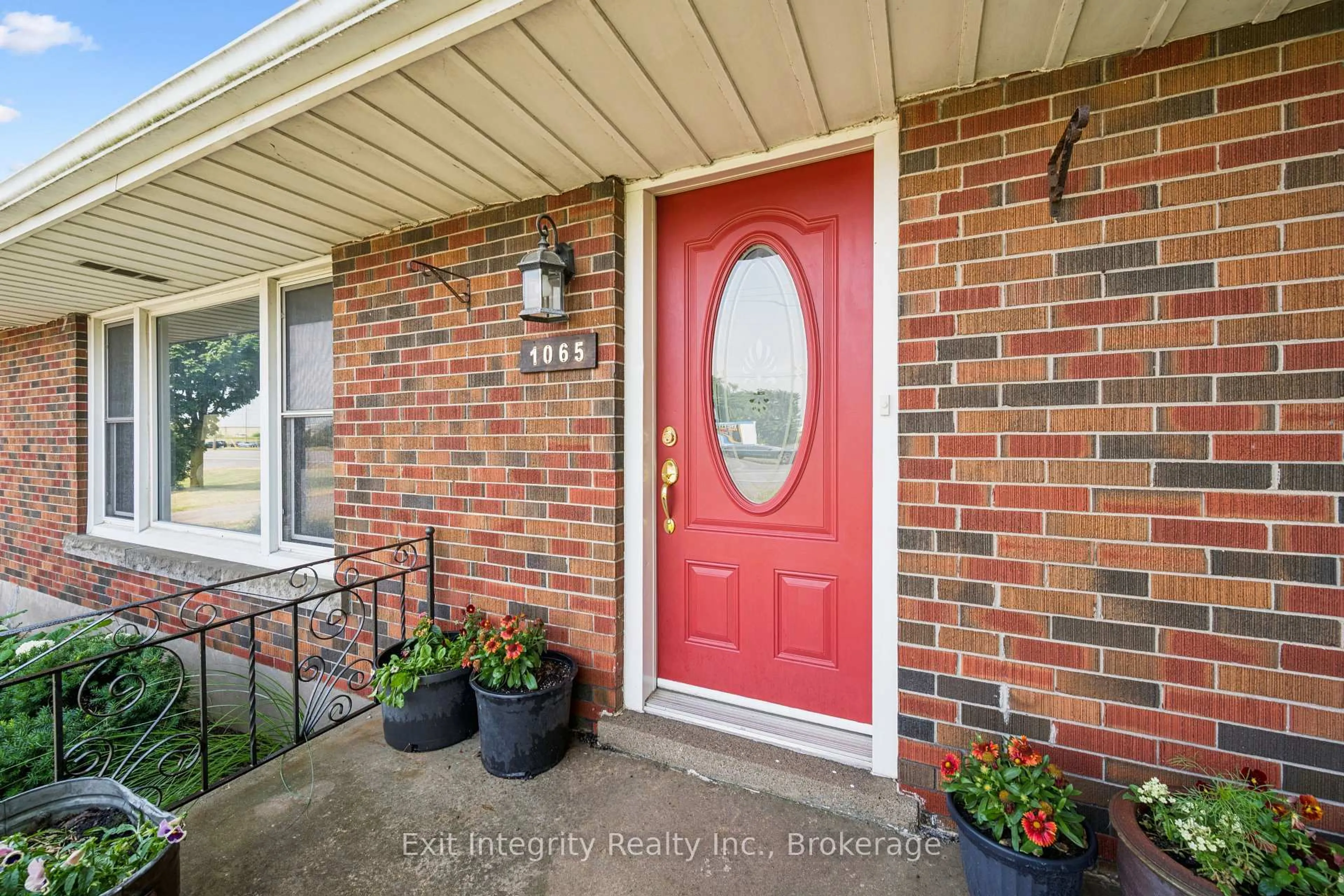 Indoor entryway for 1065 Erie St, Stratford Ontario N5A 6S4