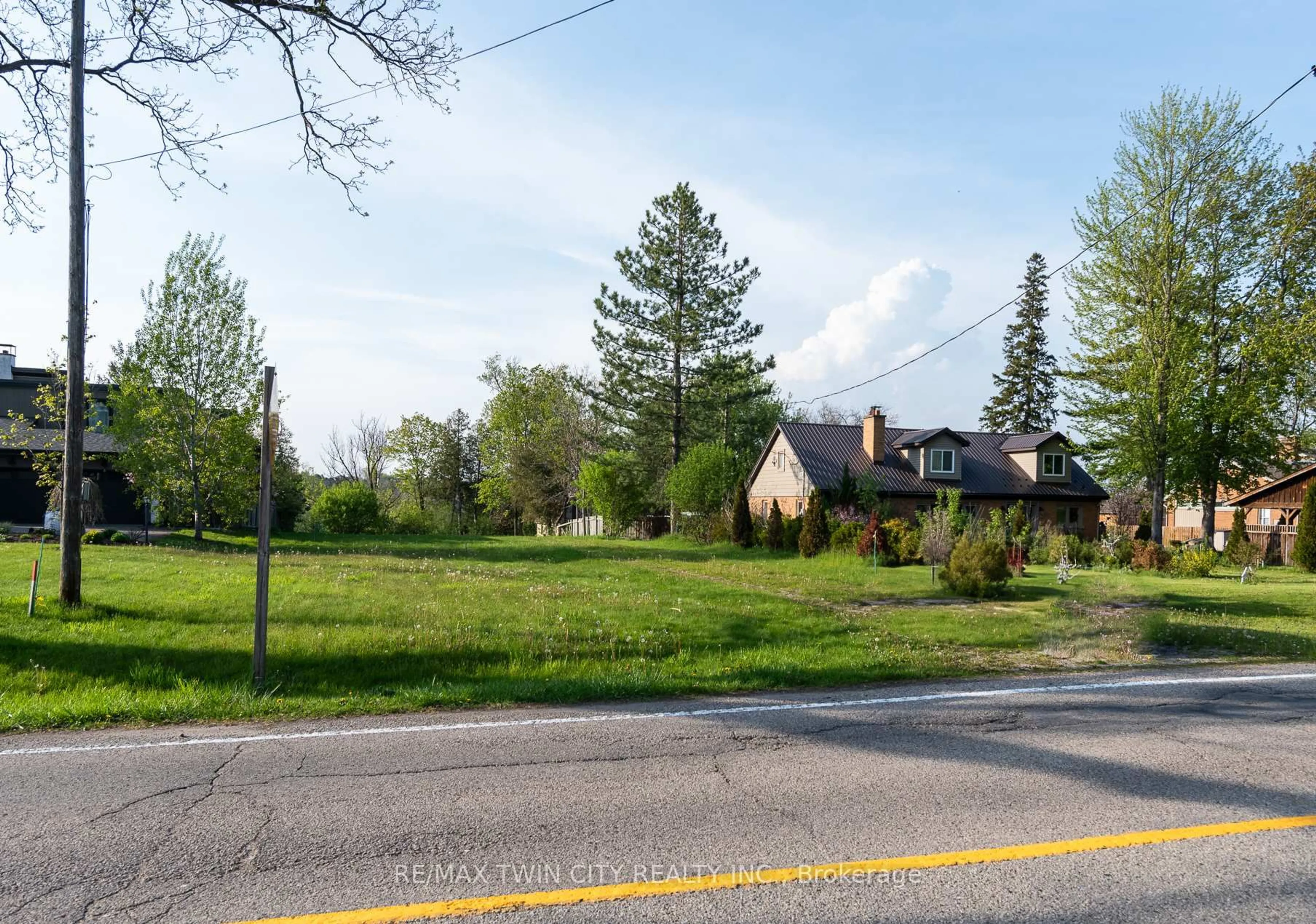 A pic from outside/outdoor area/front of a property/back of a property/a pic from drone, street for 138 Riverbank Dr, Cambridge Ontario N3H 4R6