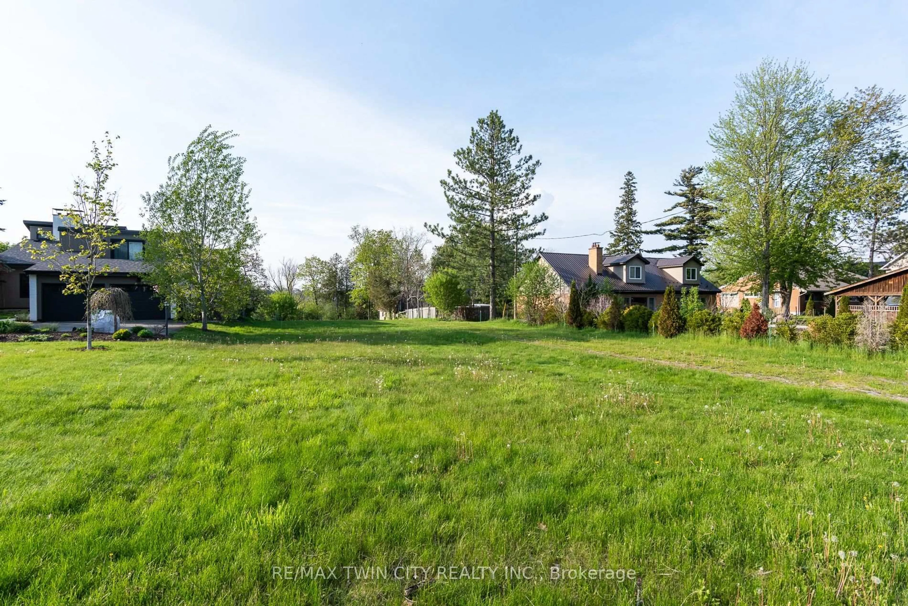 A pic from outside/outdoor area/front of a property/back of a property/a pic from drone, unknown for 138 Riverbank Dr, Cambridge Ontario N3H 4R6