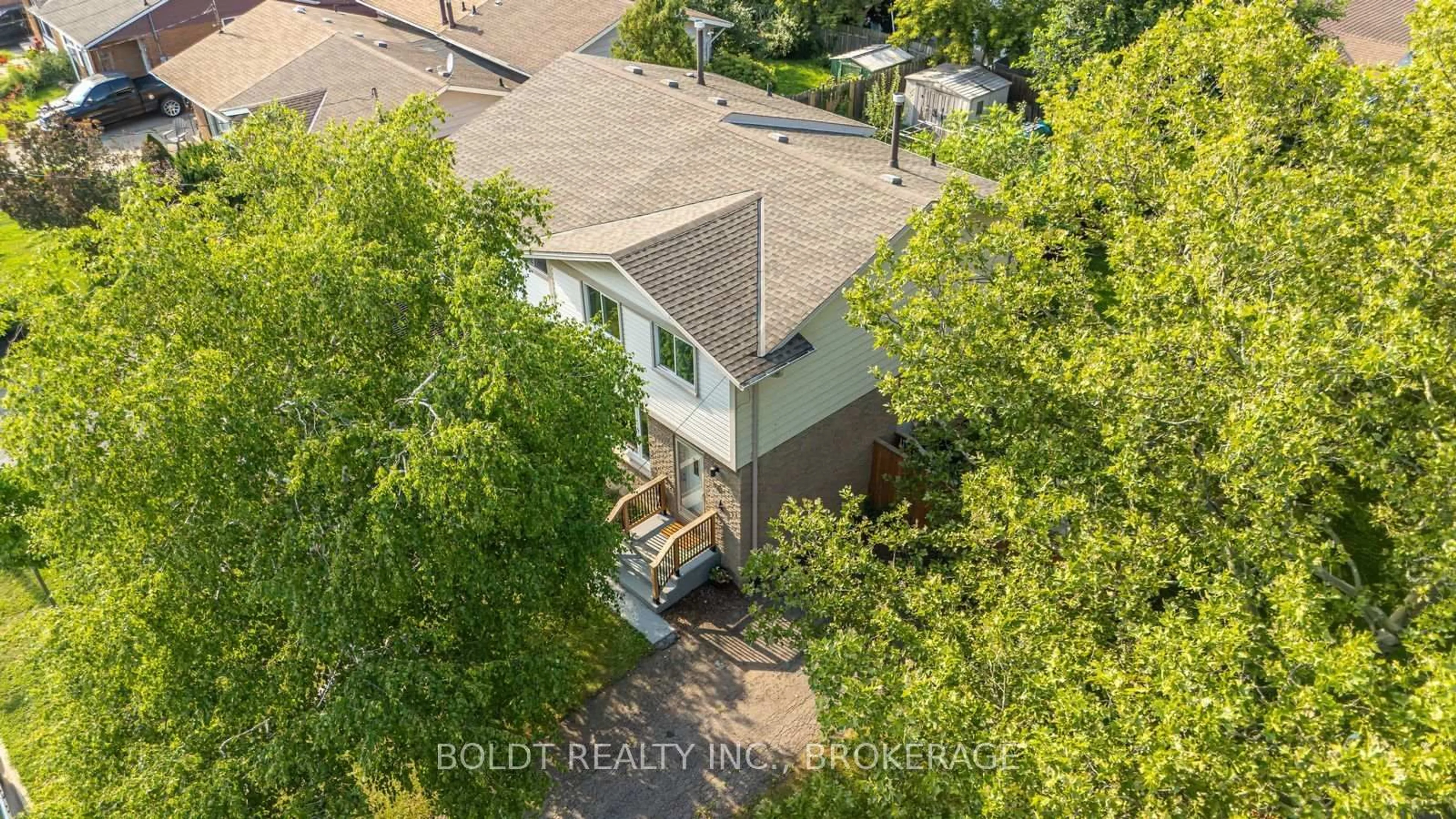 A pic from outside/outdoor area/front of a property/back of a property/a pic from drone, city buildings view from balcony for 47 Brackencrest Rd, St. Catharines Ontario L2P 3K7