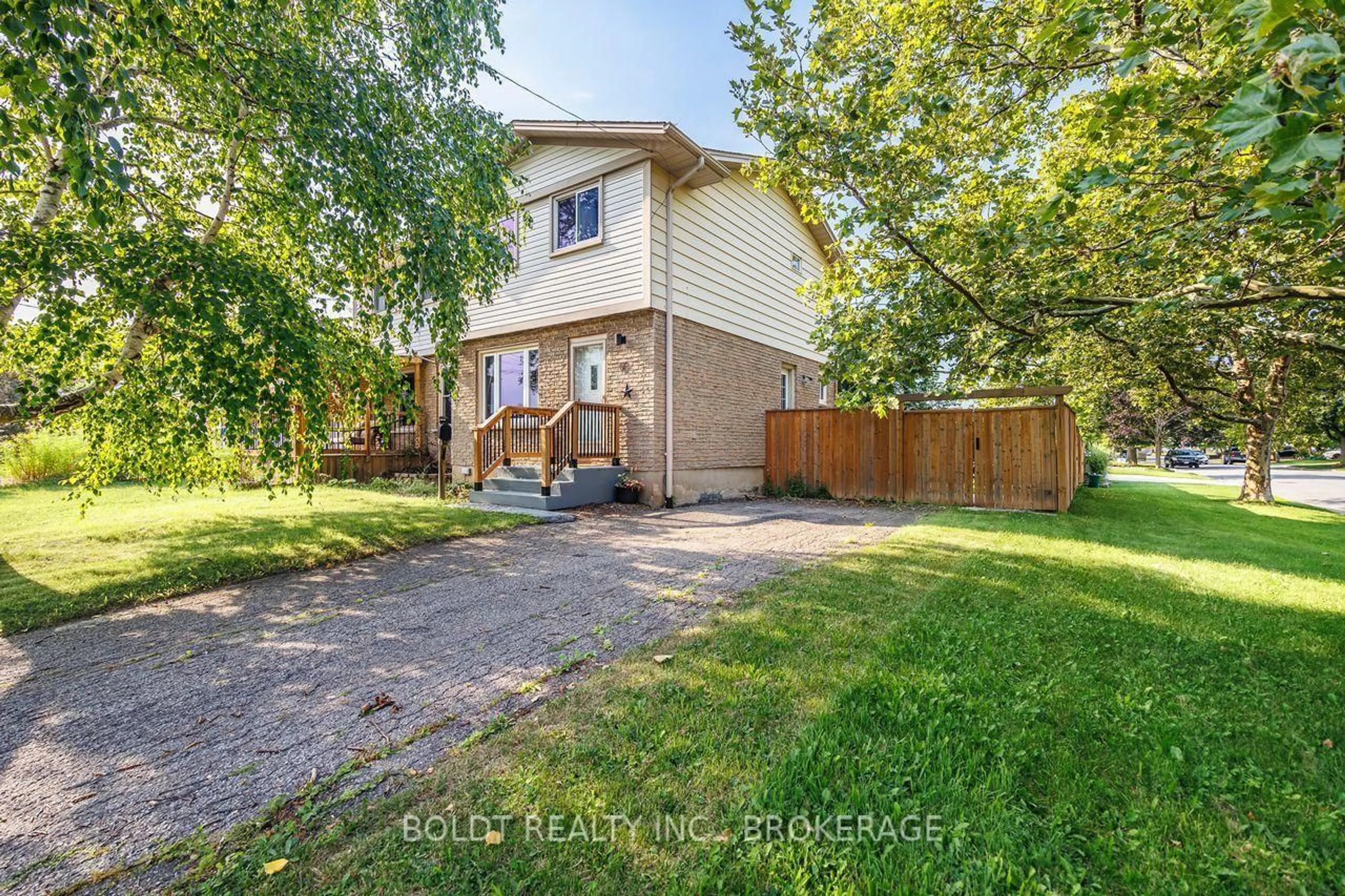 A pic from outside/outdoor area/front of a property/back of a property/a pic from drone, street for 47 Brackencrest Rd, St. Catharines Ontario L2P 3K7