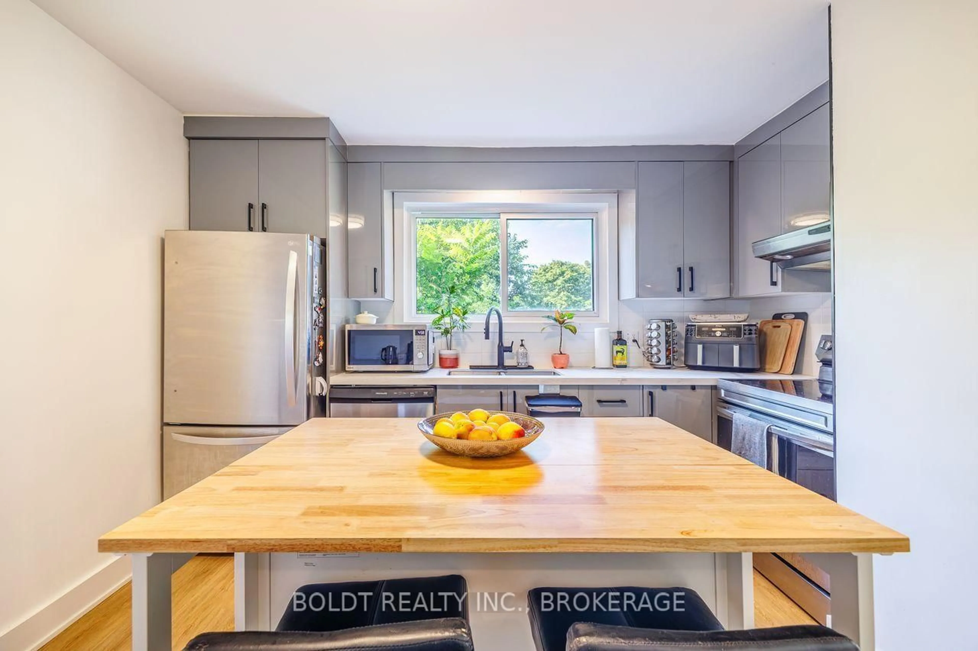 Open concept kitchen, unknown for 47 Brackencrest Rd, St. Catharines Ontario L2P 3K7