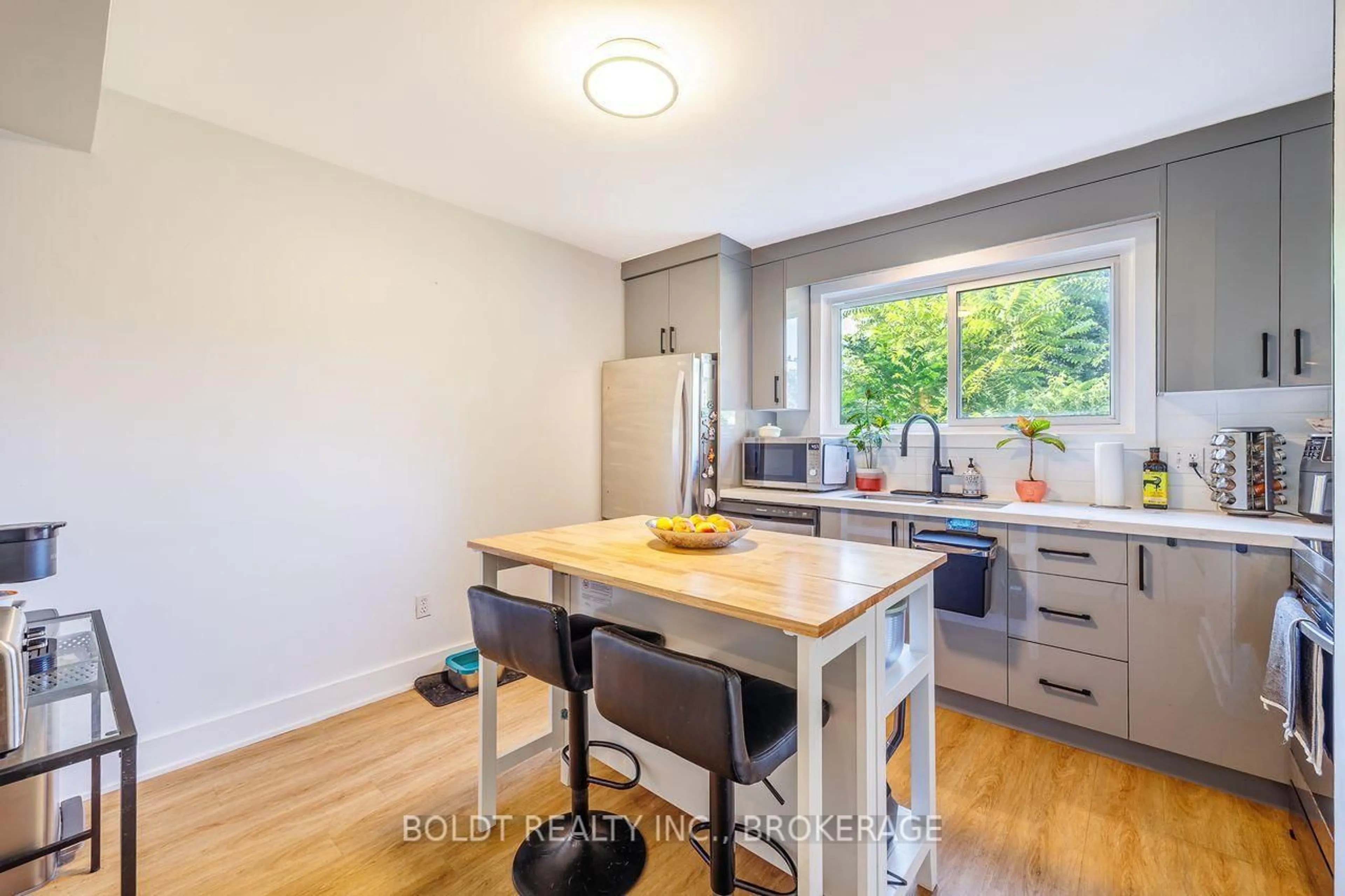 Open concept kitchen, wood/laminate floor for 47 Brackencrest Rd, St. Catharines Ontario L2P 3K7
