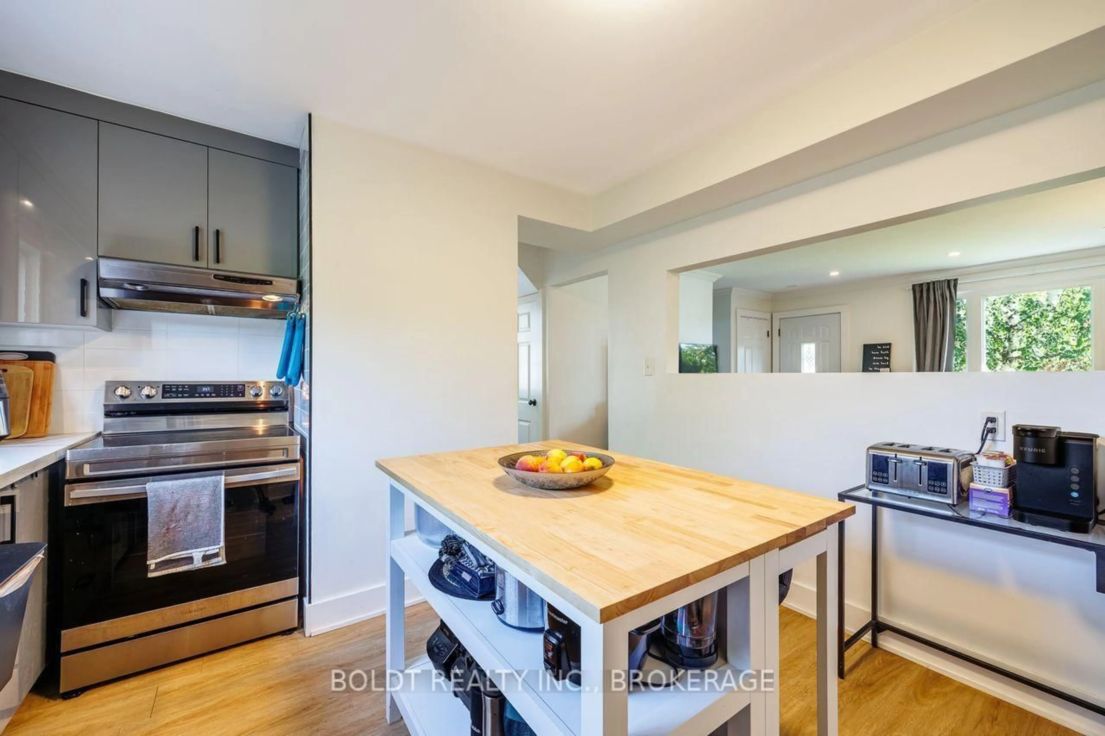 Open concept kitchen, wood/laminate floor for 47 Brackencrest Rd, St. Catharines Ontario L2P 3K7