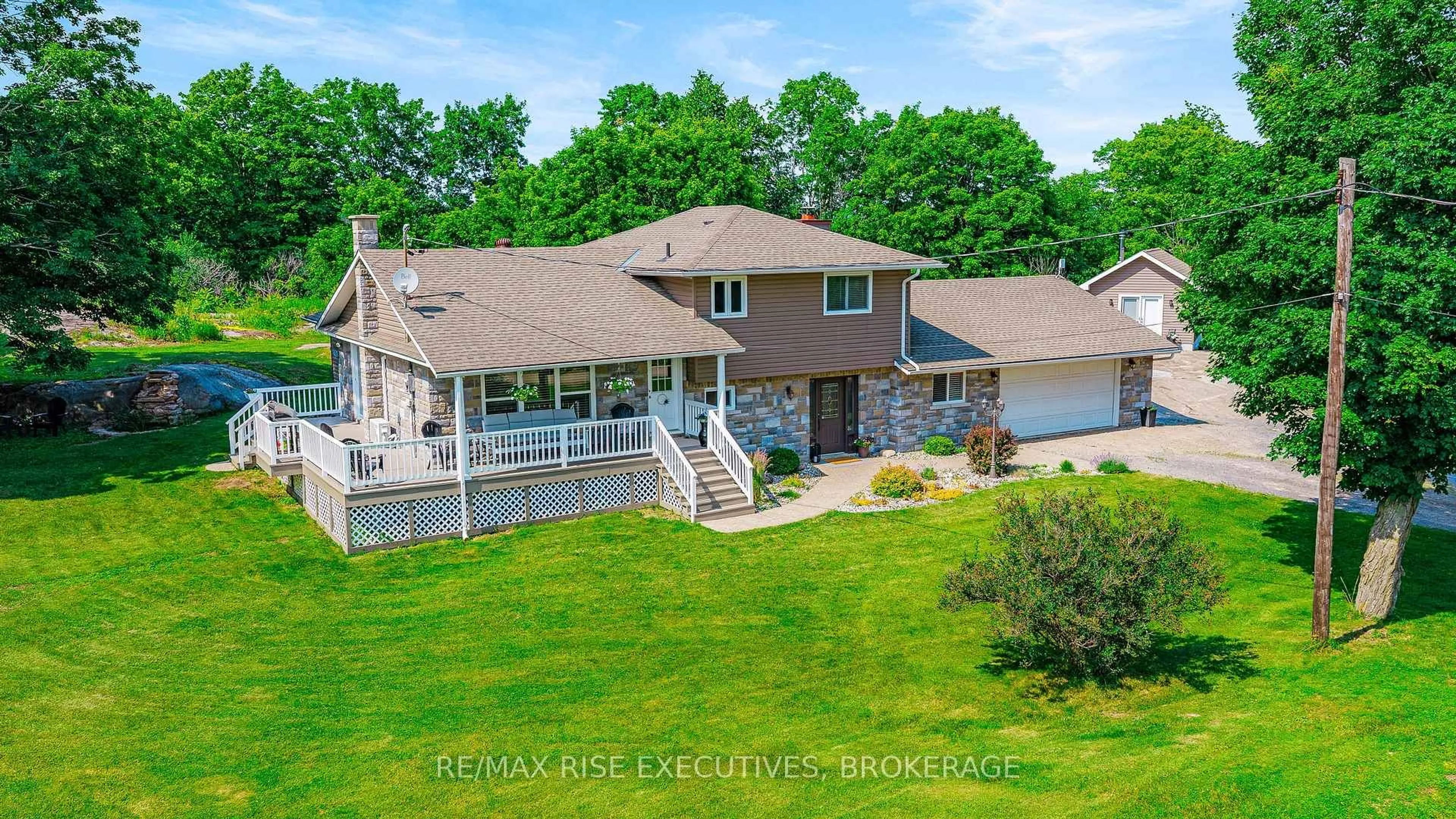 A pic from outside/outdoor area/front of a property/back of a property/a pic from drone, water/lake/river/ocean view for 208 Back St, Leeds and the Thousand Islands Ontario K0H 2N0