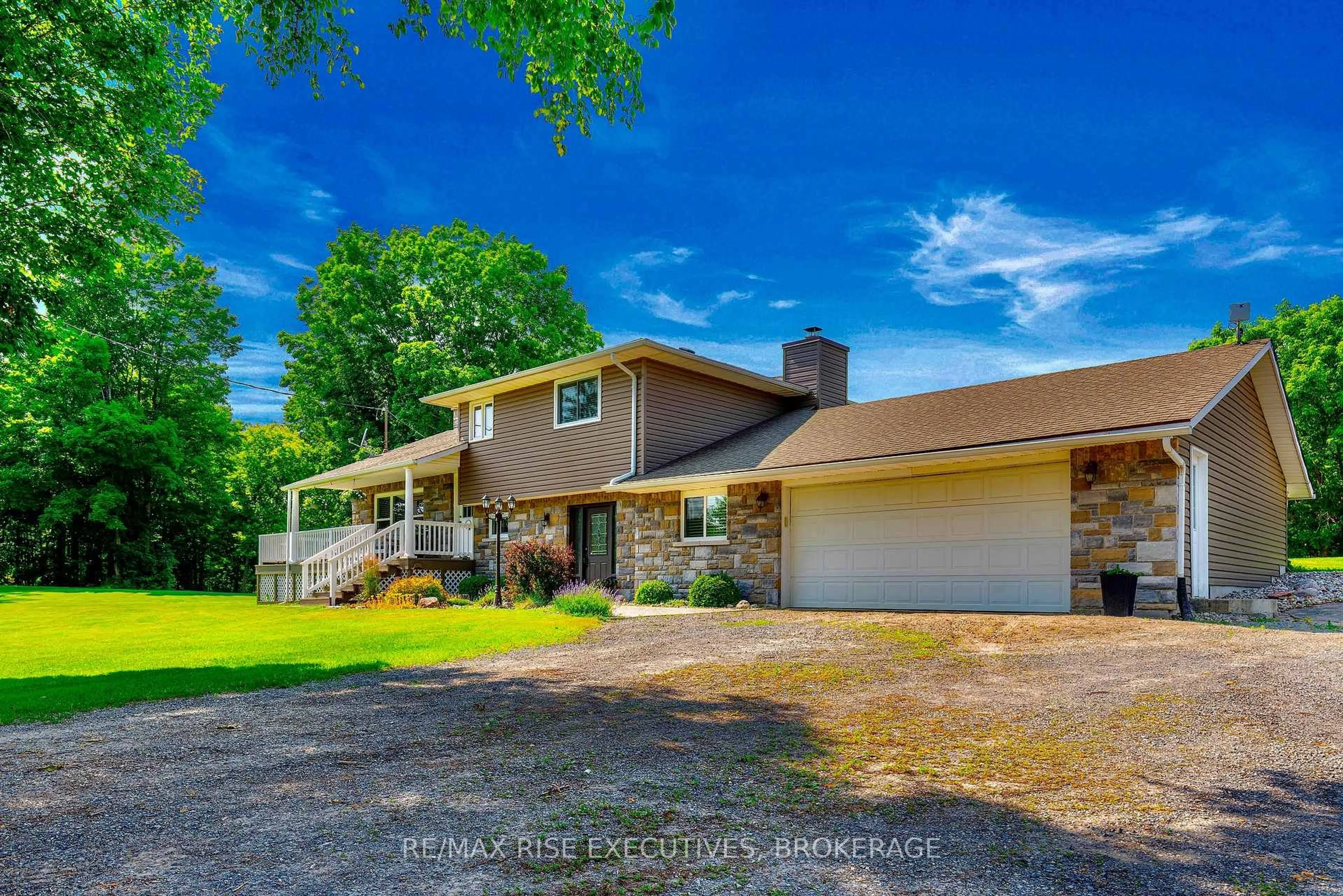 A pic from outside/outdoor area/front of a property/back of a property/a pic from drone, water/lake/river/ocean view for 208 Back St, Leeds and the Thousand Islands Ontario K0H 2N0
