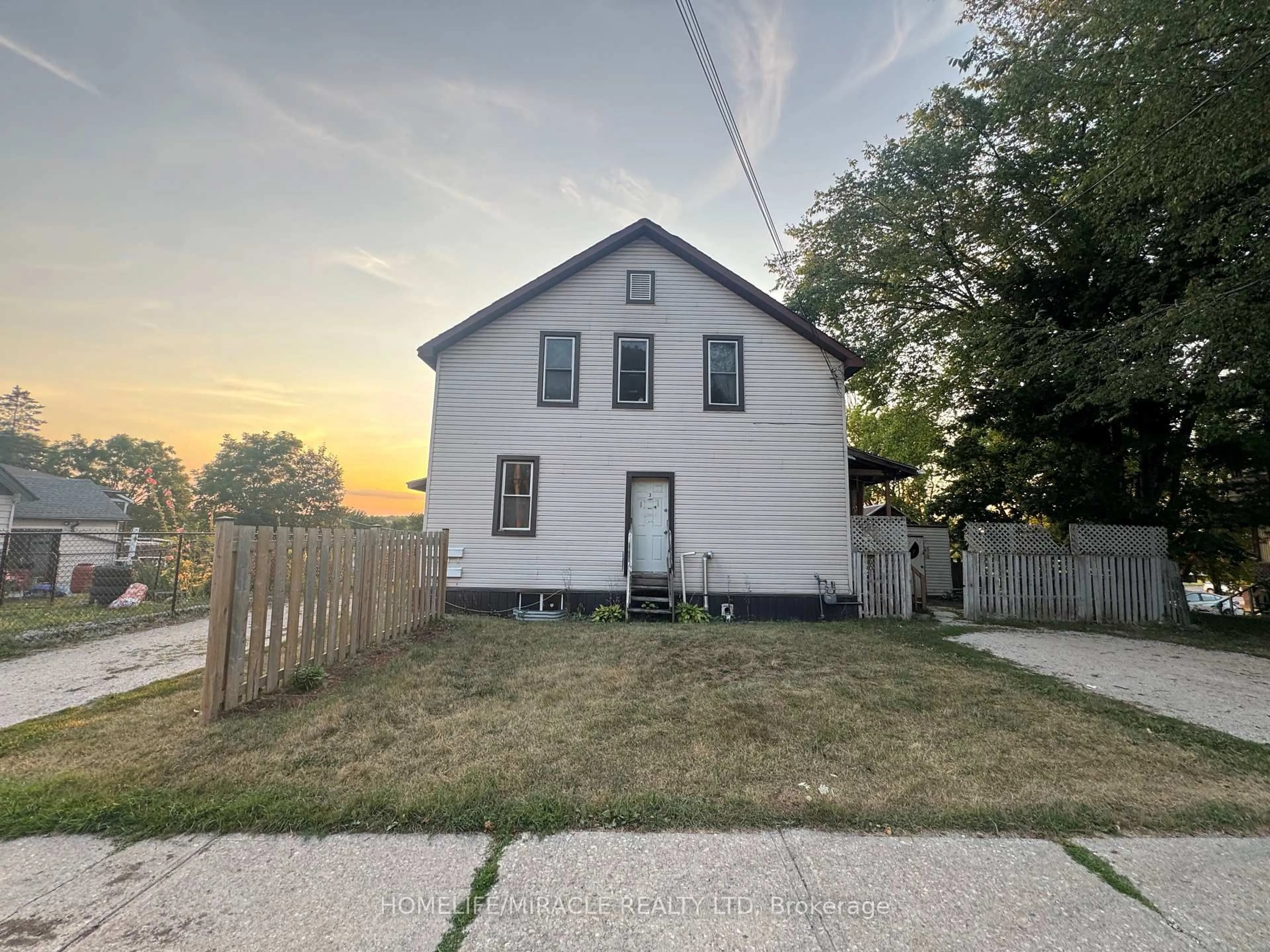 A pic from outside/outdoor area/front of a property/back of a property/a pic from drone, street for 1650 3rd Ave, Owen Sound Ontario N4K 2L9