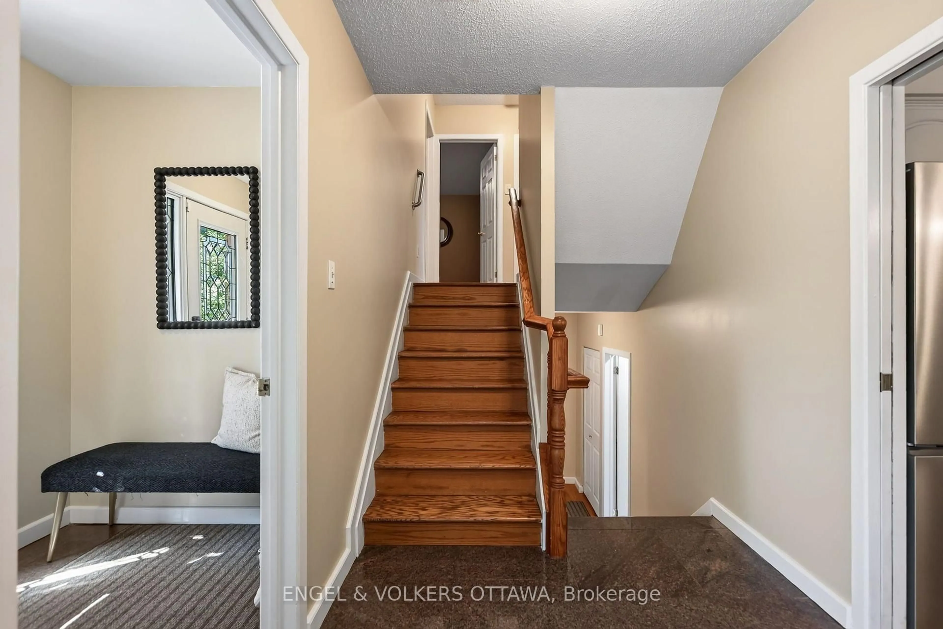 Unknown for 905 Garwood Ave, Ottawa Ontario K1V 6X2