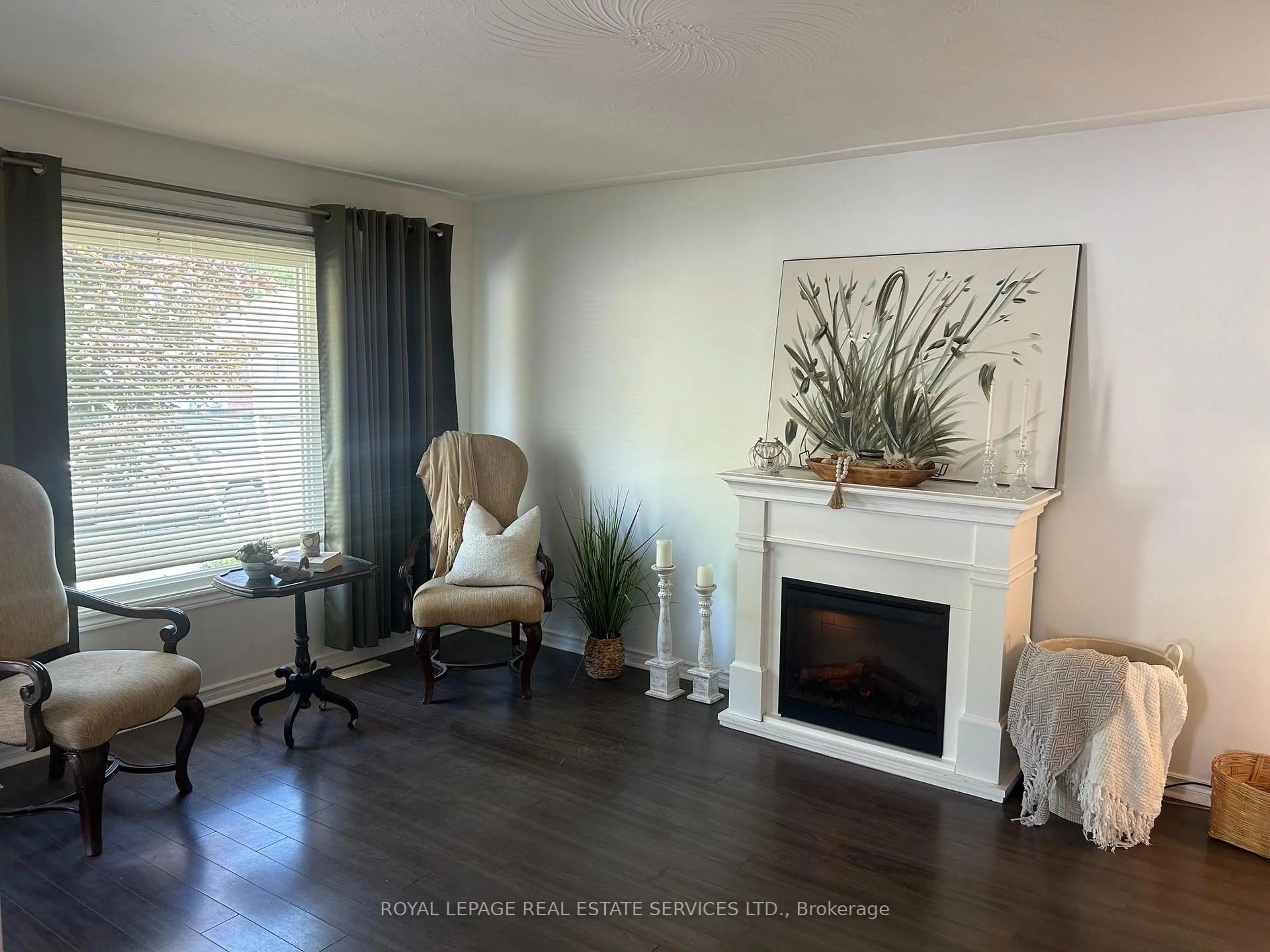 Living room with furniture, wood/laminate floor for 237 Walnut St, Sault Ste Marie Ontario P6B 2G3