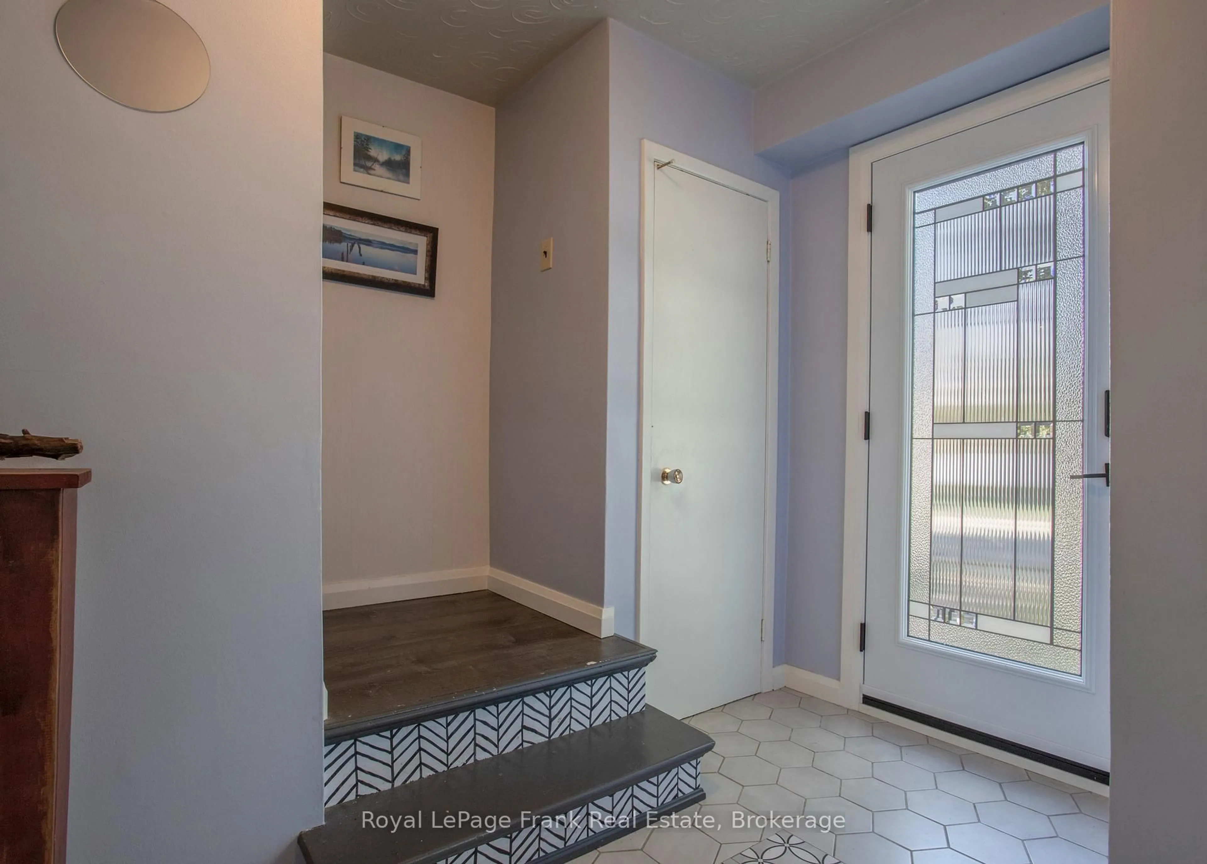 Indoor entryway for 34 Northlin Park Rd, Kawartha Lakes Ontario K9V 4P3