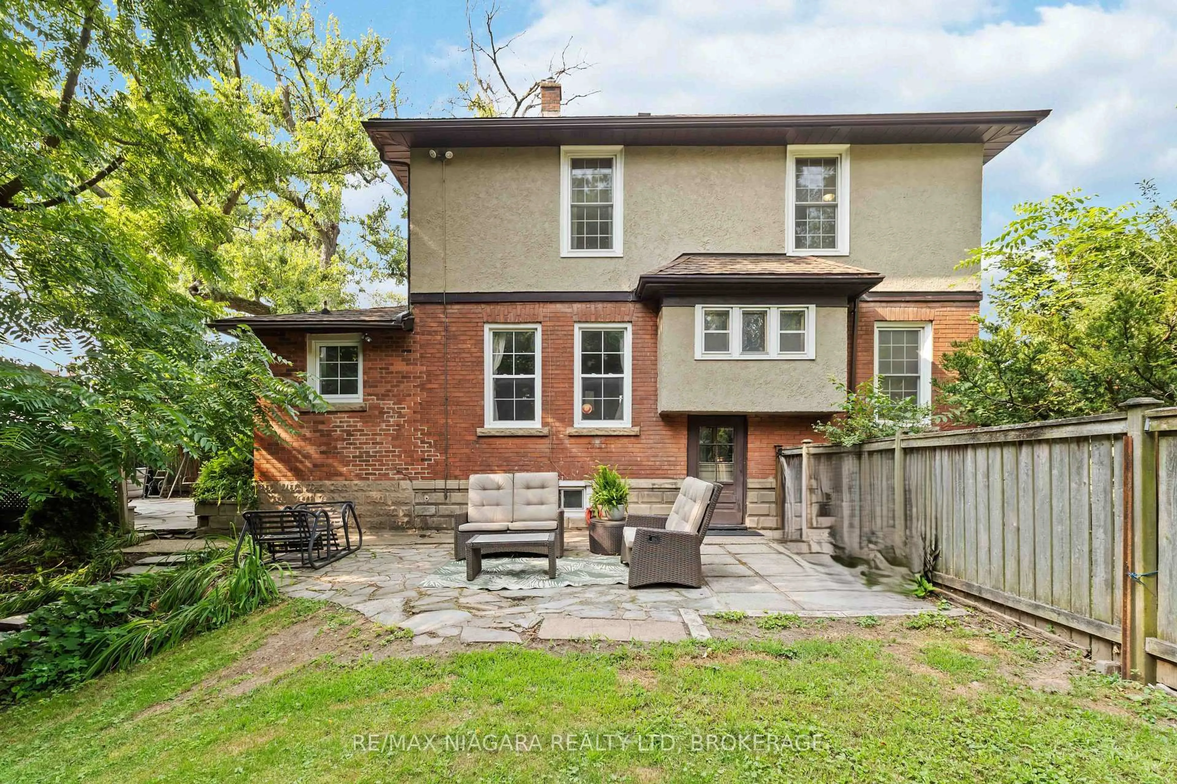 Patio, street for 6275 Pine Grove Ave, Niagara Falls Ontario L2G 4J4