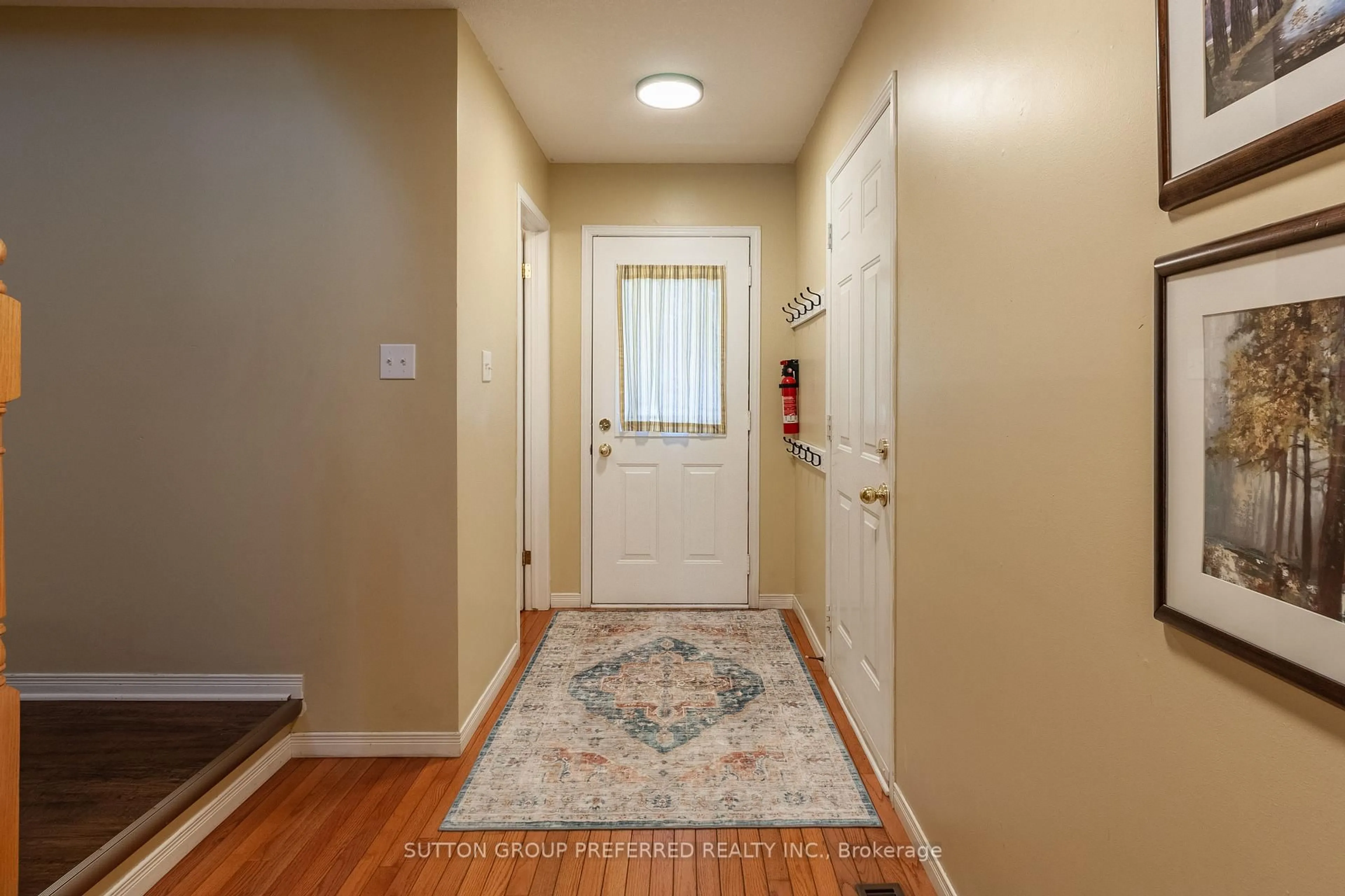 Indoor entryway for 907 Blacksmith St, London North Ontario N6H 5R5