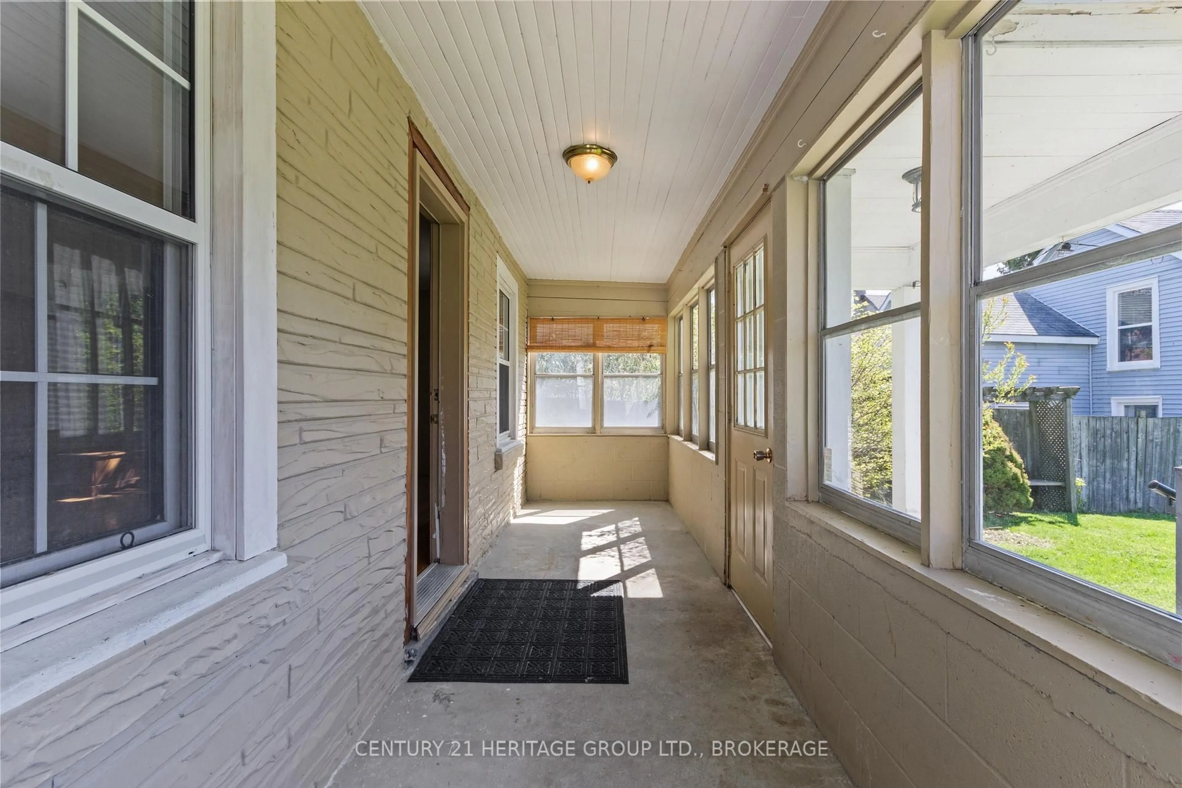 Indoor entryway for 135 James St, Kingston Ontario K7K 1Z5