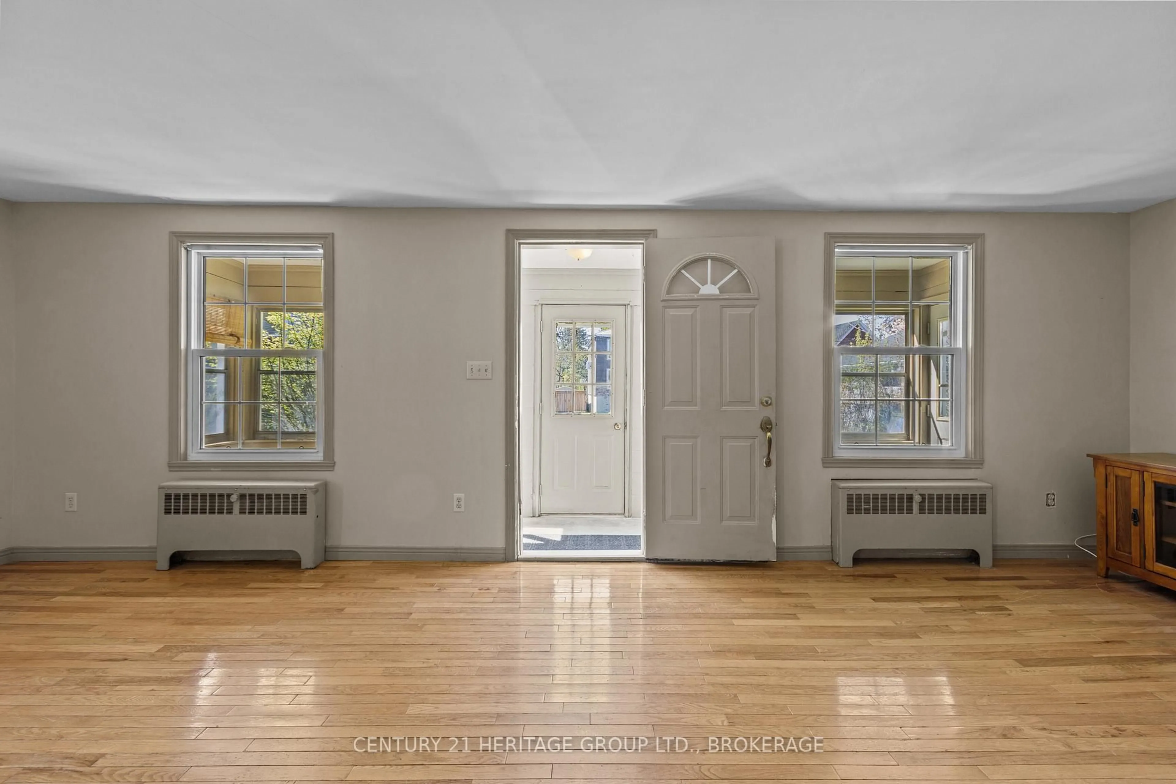 Indoor entryway for 135 James St, Kingston Ontario K7K 1Z5