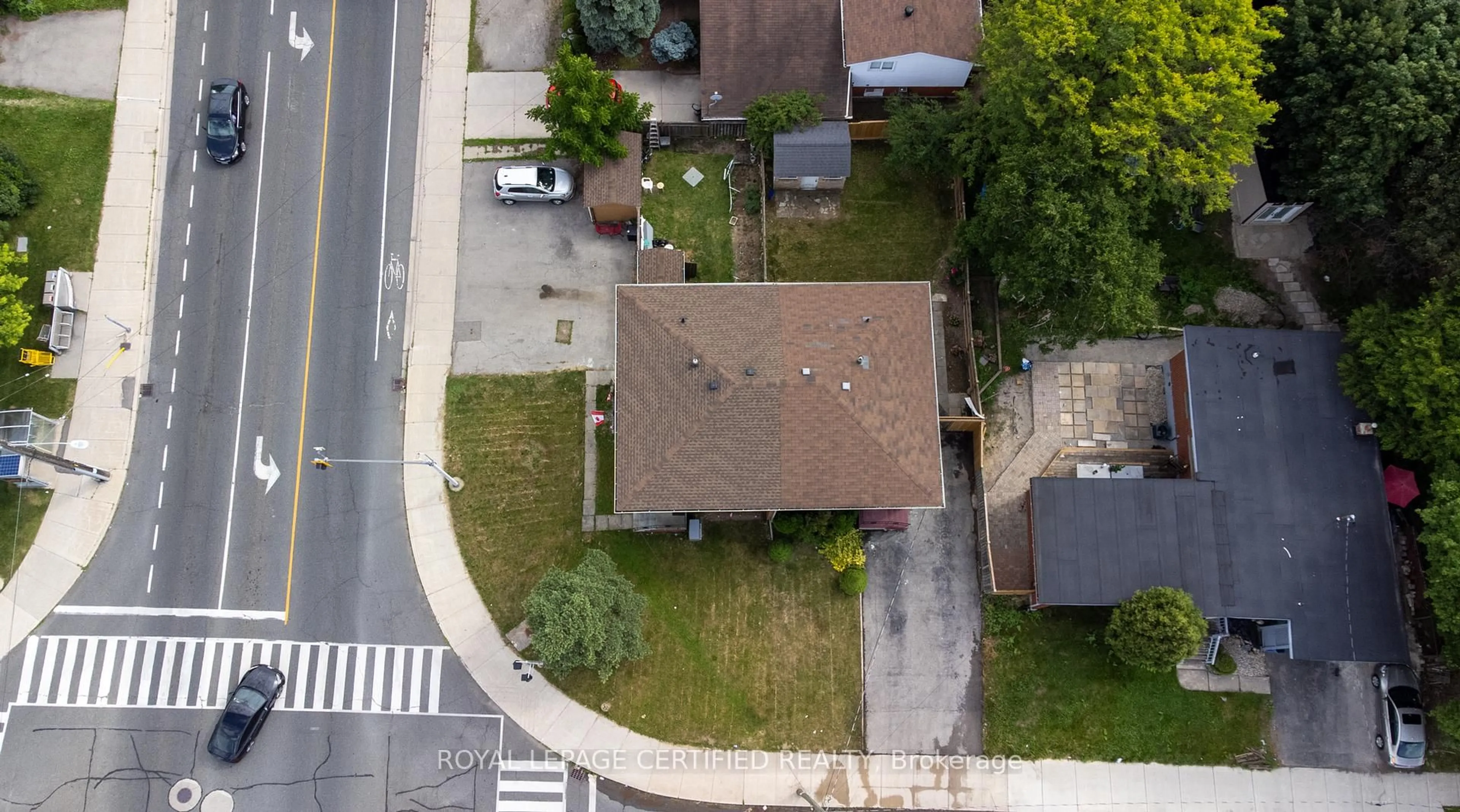 A pic from outside/outdoor area/front of a property/back of a property/a pic from drone, street for 111 Limeridge Rd, Hamilton Ontario L9C 2V3